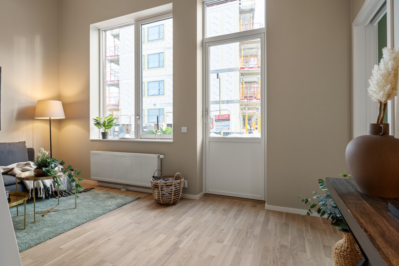 Store, moderne vindusflater er gjennomgående i hele boligen. Rikelig med naturlig lysinnslipp underbygger den spesielt gode romfølelsen. Galleribilde