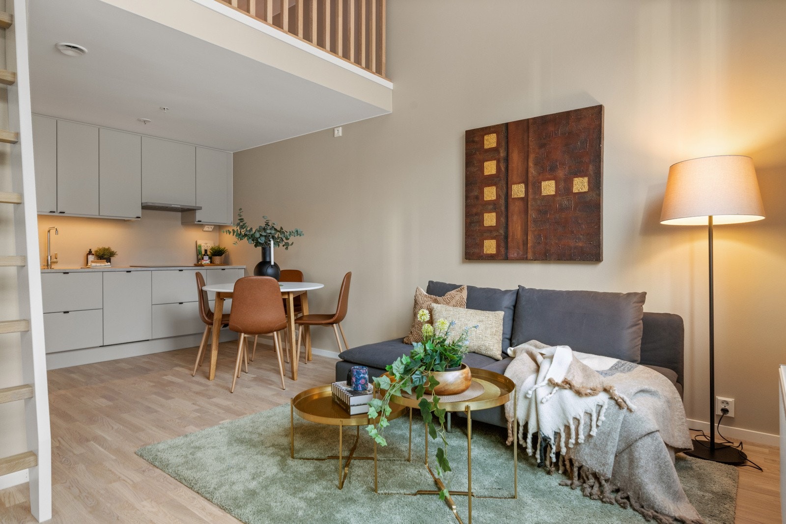 Åpen stue/kjøkken løsning som sørger for et åpent og sosialt oppholdsrom, likevel med fine, naturlige soneinndelinger. Galleribilde