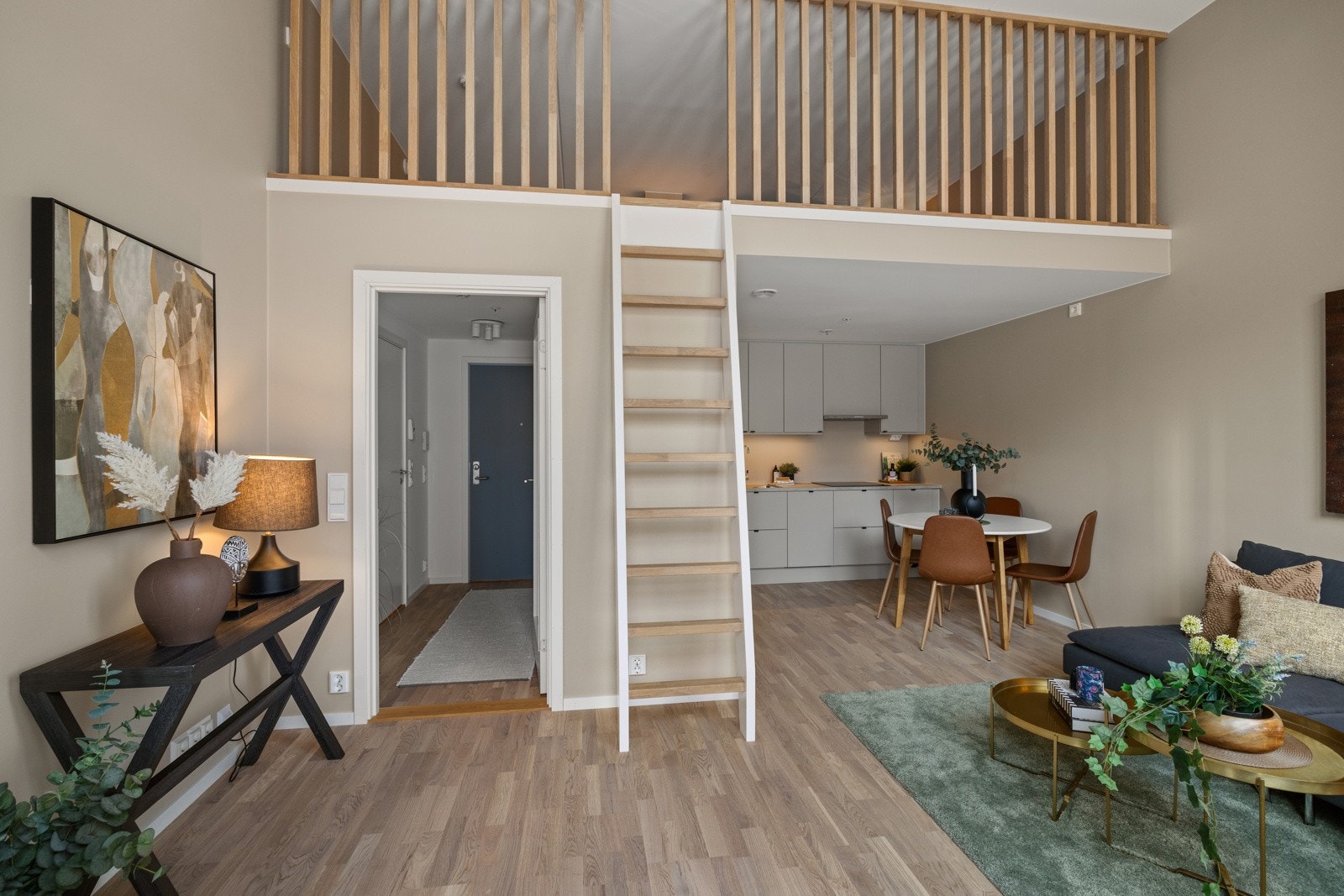 Fra stuen er det direkte adkomst til hems. Galleribilde