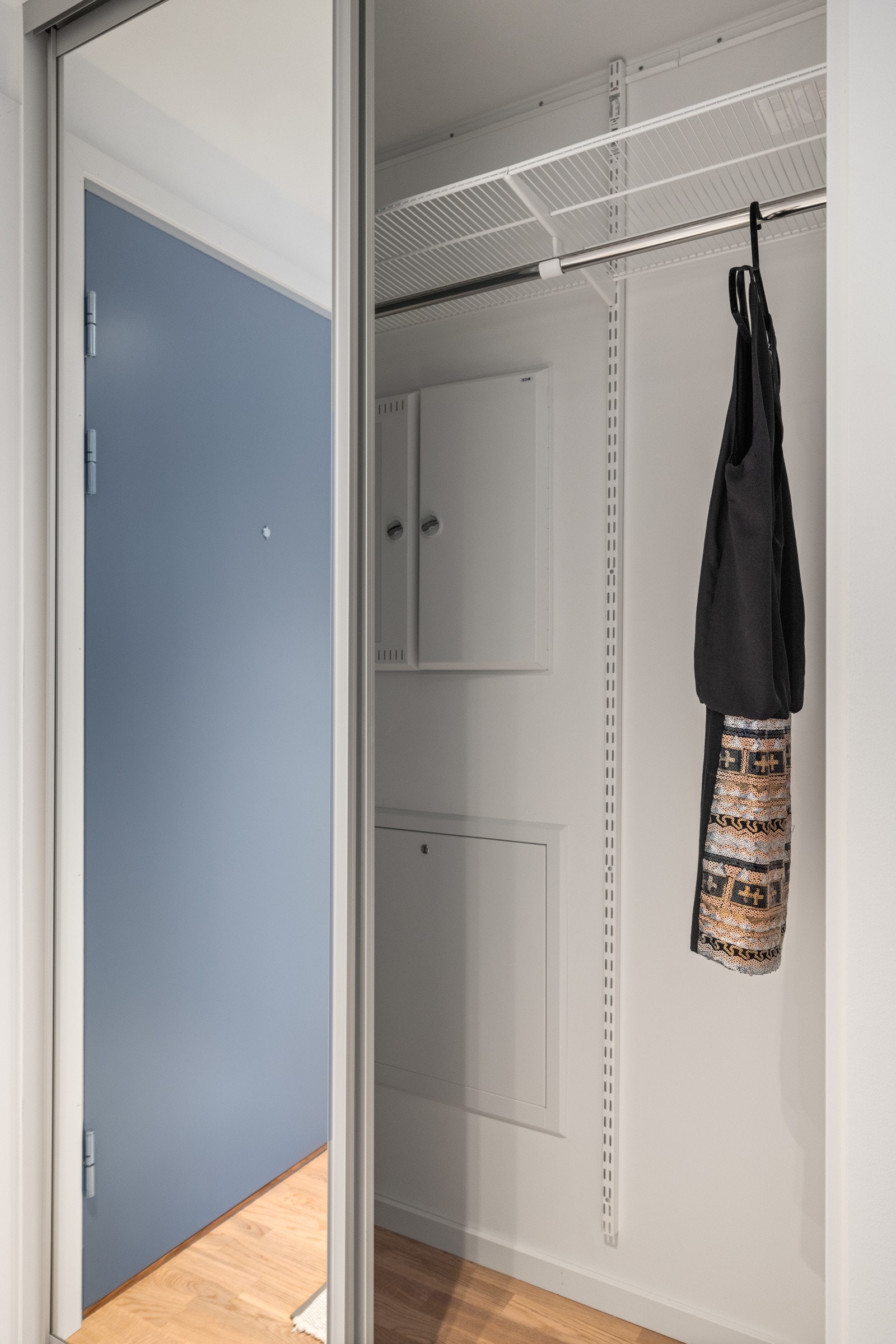 Skyvedørsgarderobe i entré og bod i samme etasje rett utenfor leilighet. Galleribilde