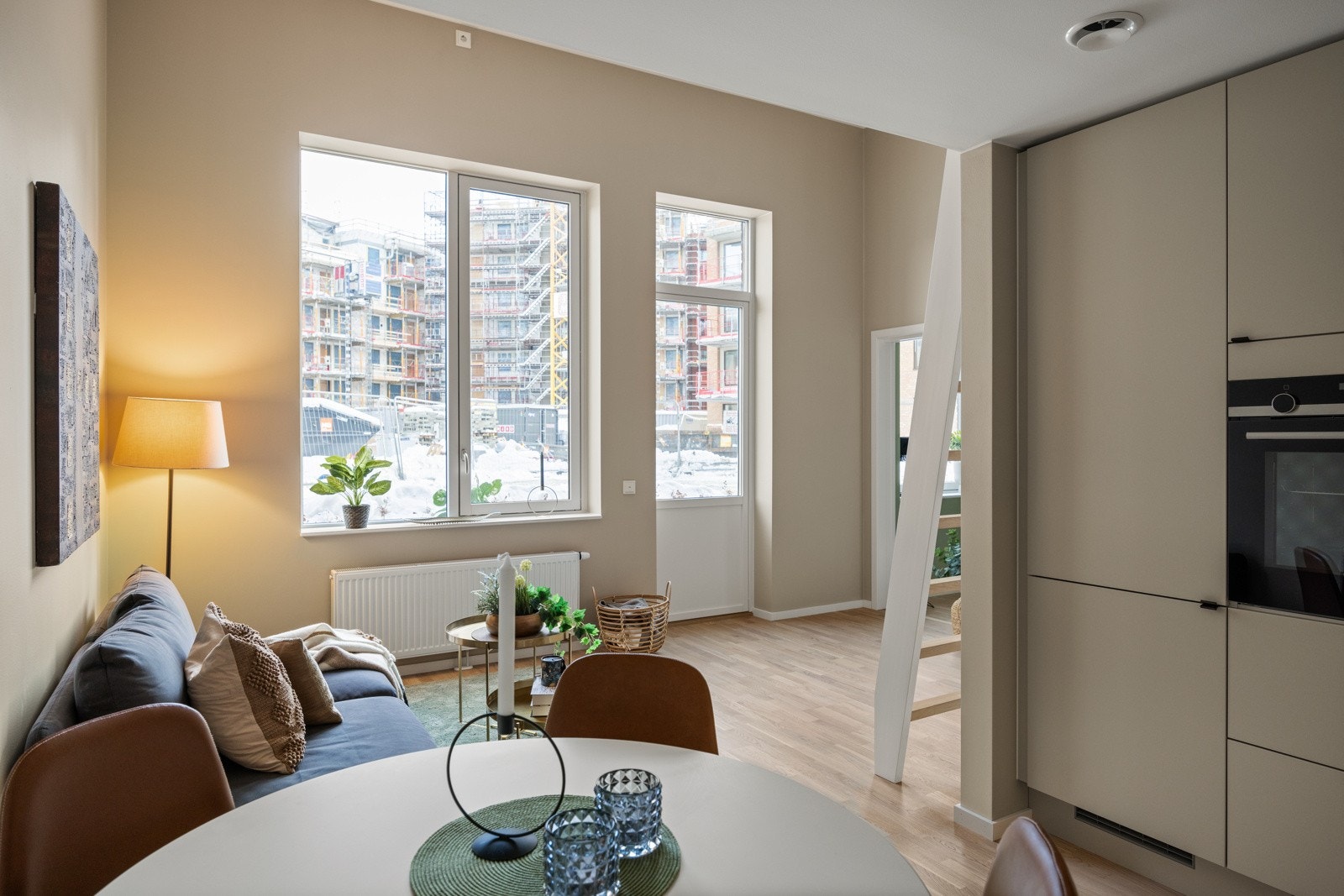 Sølmøs overgang fra kjøkken til vegg. Galleribilde