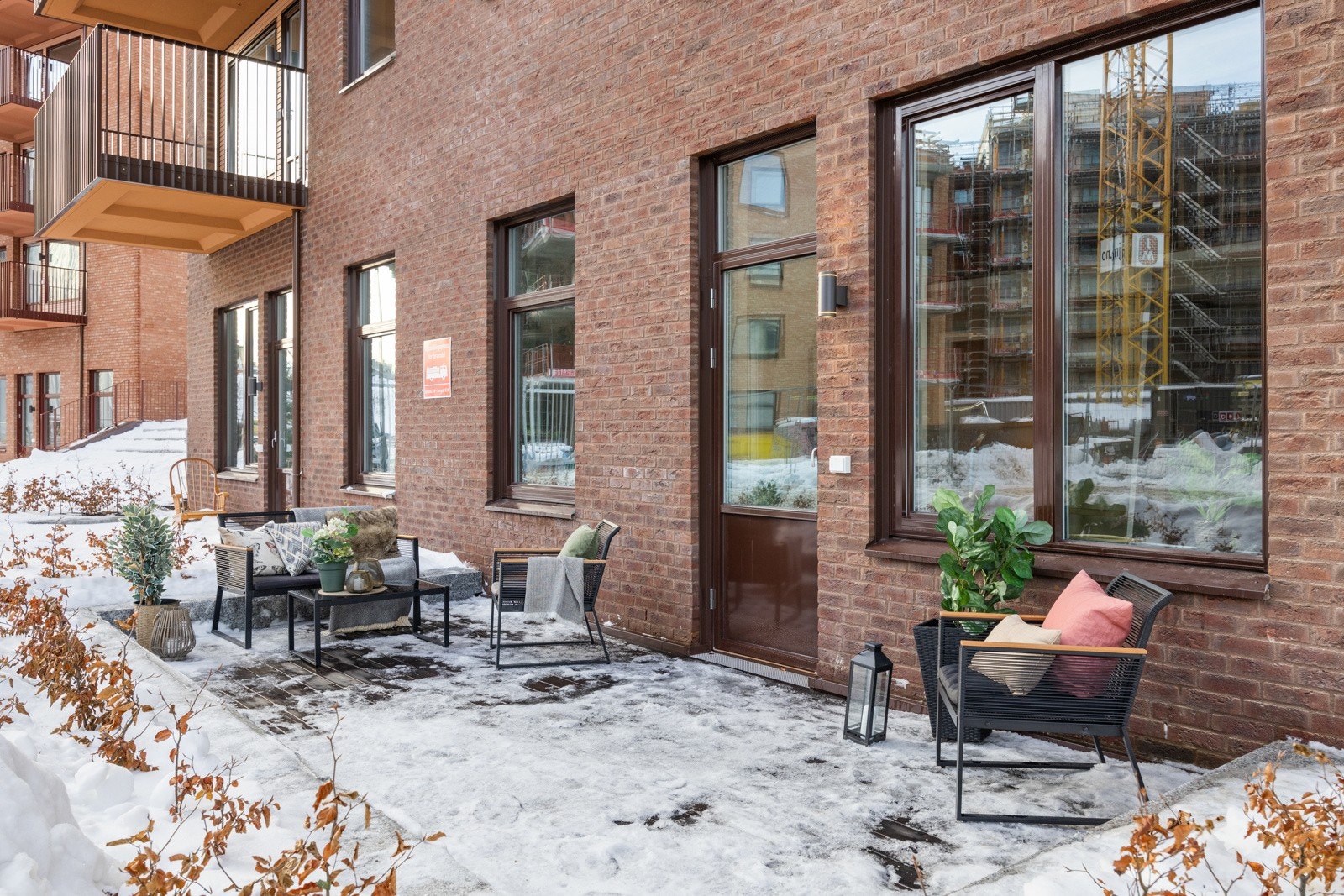 Egen markterrasse på hele 15,5 m2 med rolig beliggenhet i trafikkskjermet område. Galleribilde