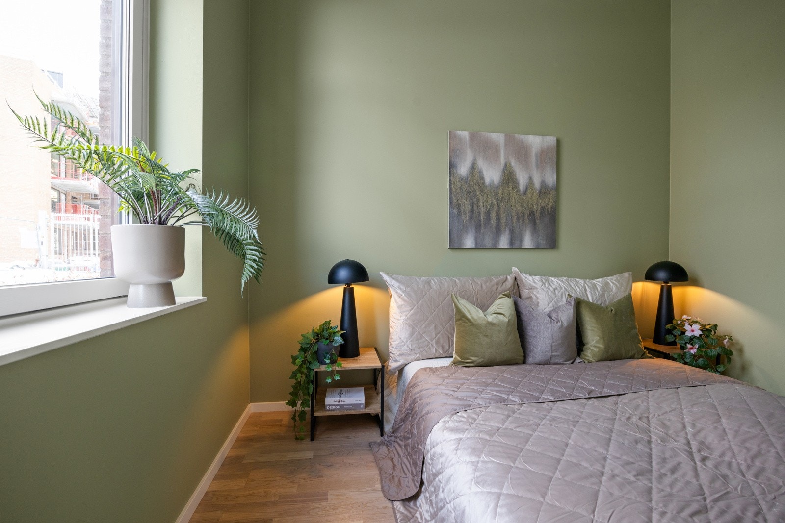 Lyst soverom med plass til seng, nattbord og tilhørende møblement. God mulighet for å sette opp plassbesparende hyller på vegg. Galleribilde