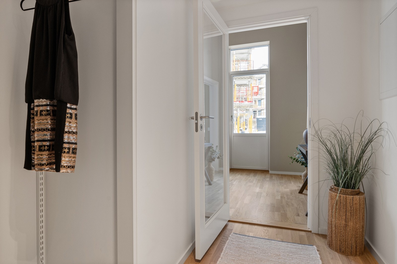 Lys og innbydende entré med eikeparkett på gulv. Galleribilde