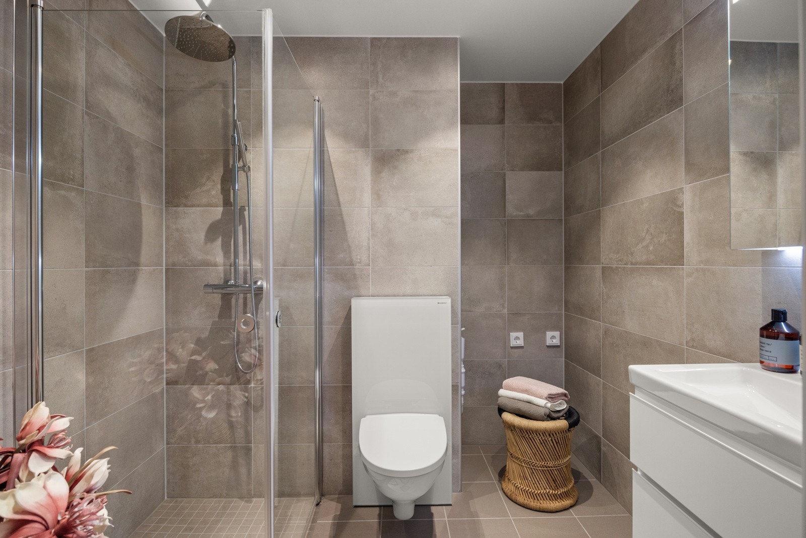 Lekkert, flislagt bad med gulvvarme og moderne innredning. Galleribilde