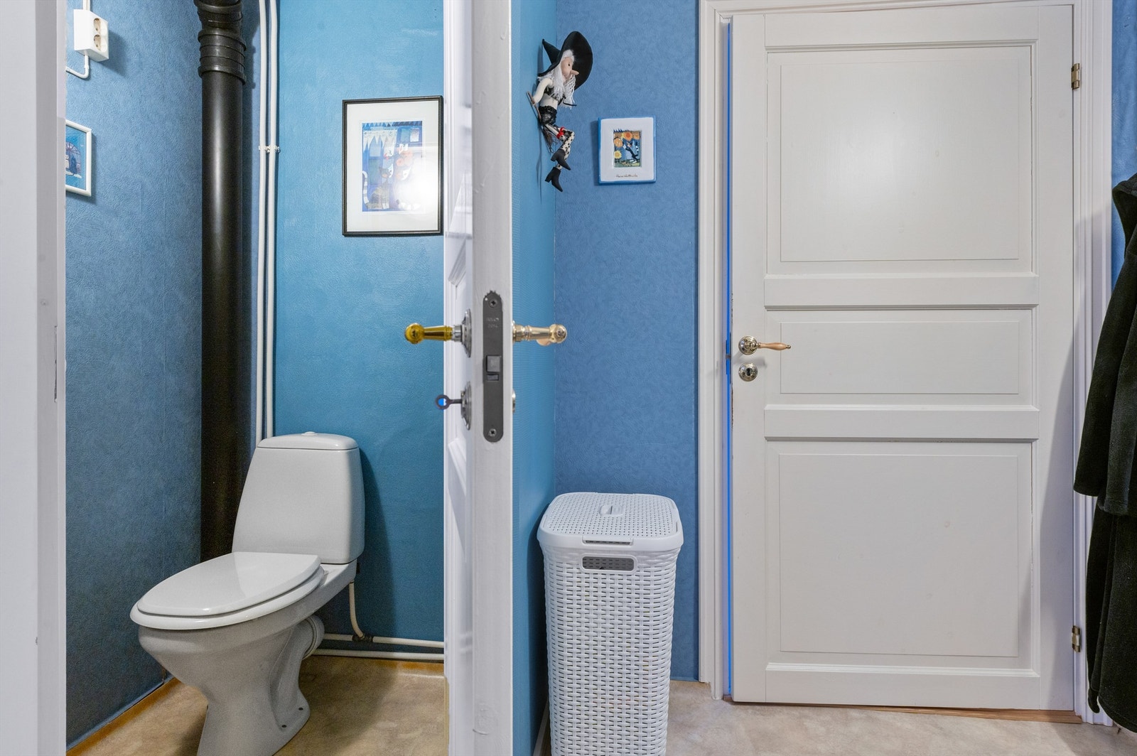 Vaskerom med avlukke for klosett - og adkomst til det nye badet Galleribilde