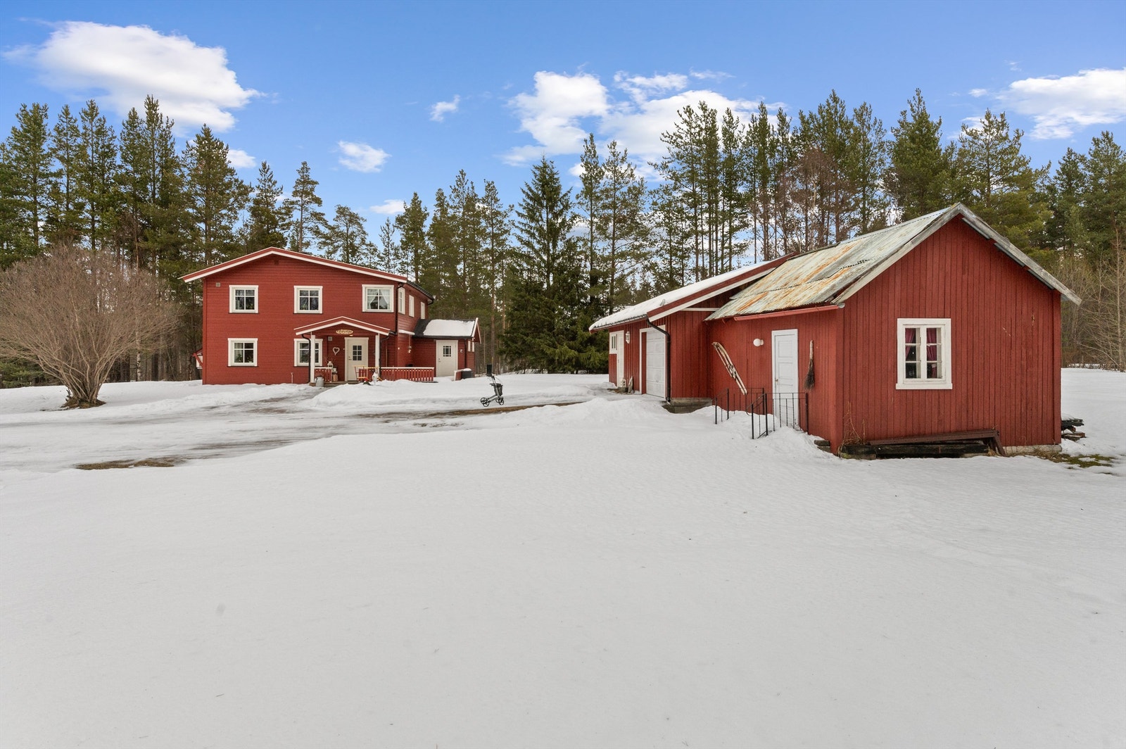 Bebygd med stor enebolig, og uthus med garasje og oppholdsrom Galleribilde