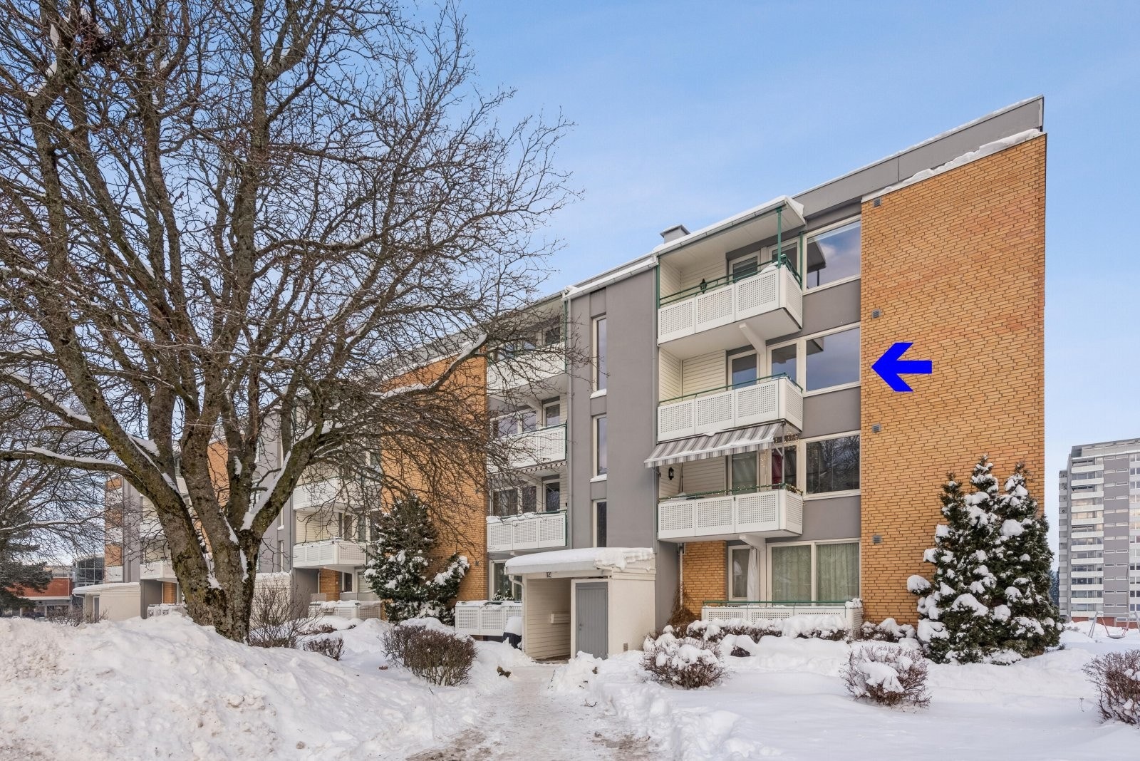 Velkommen til 3-roms endeleilighet i 3. etg! Rett ved buss, bane og Manglerud senter. Galleribilde