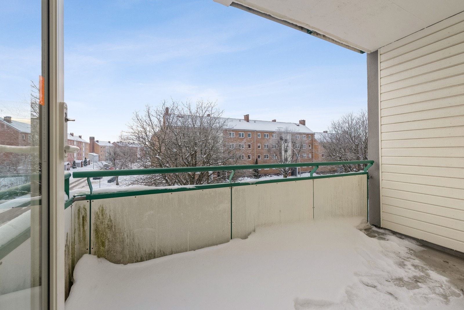 Balkong på ca 5 kvm med plass til utemøbler og grill. Galleribilde