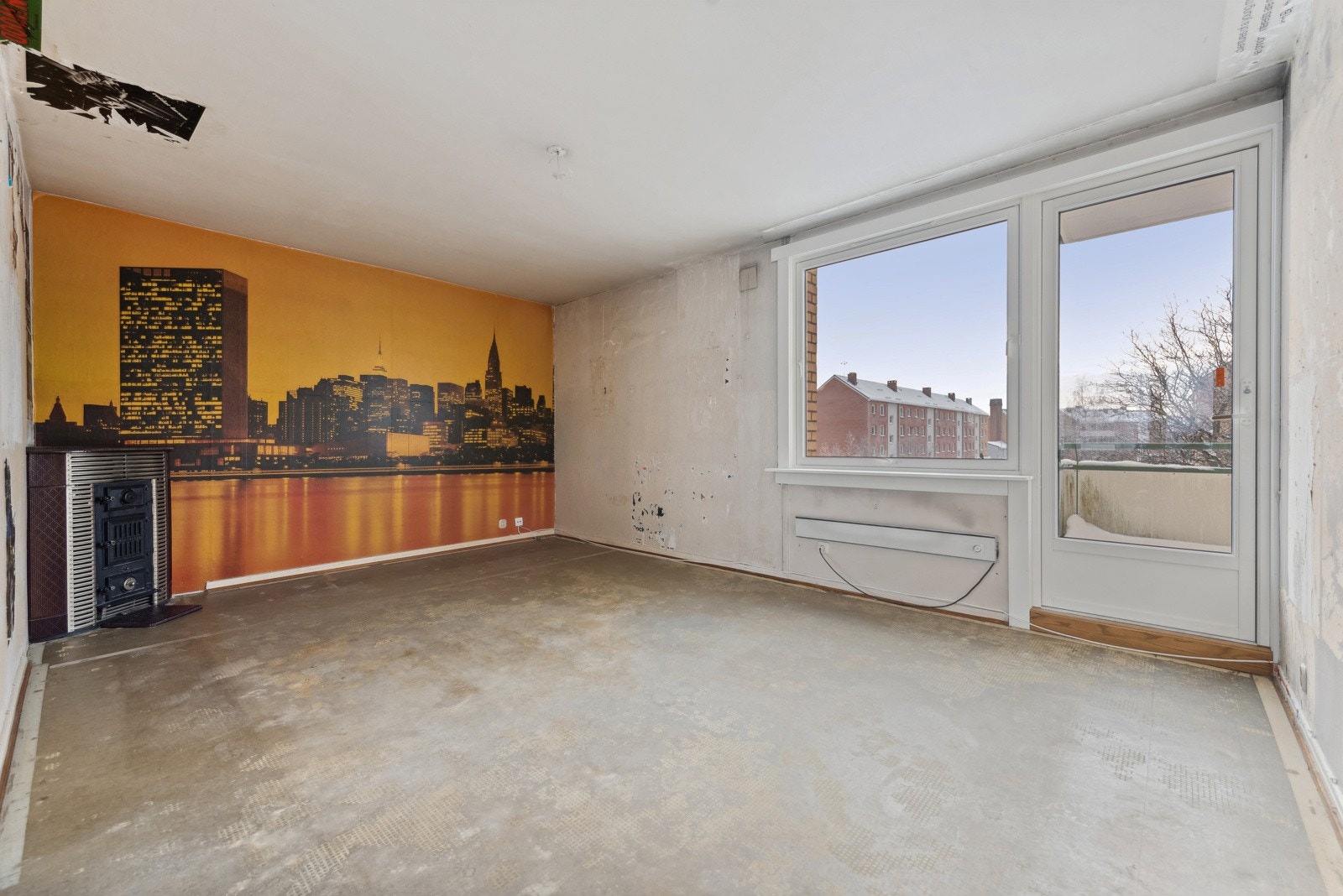 Romslig stue med vinduer og balkongdør fra 2017. Galleribilde