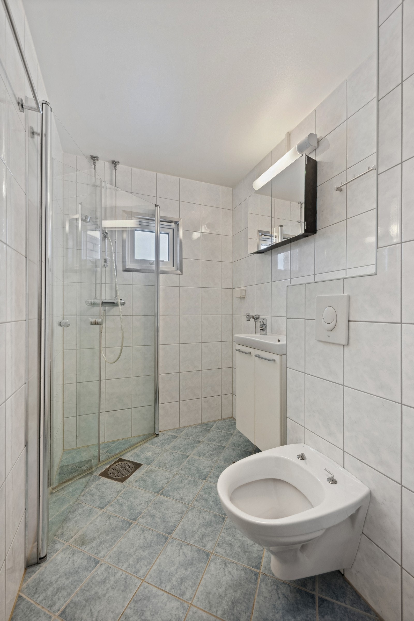 Flislagt baderom med varmekabler. Badet ble pusset opp i regi av brl i 2010. Galleribilde