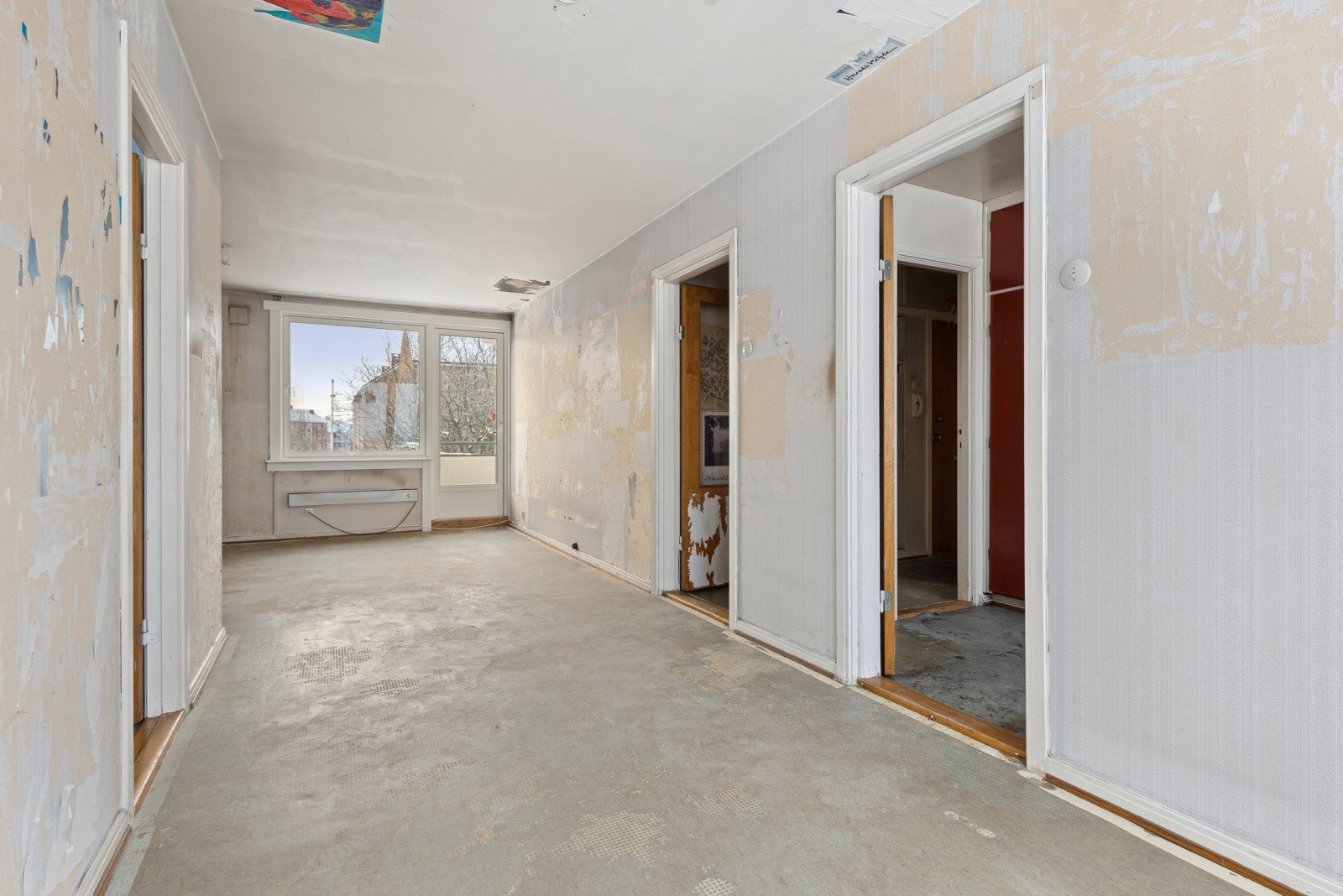 Flere har omgjort flyttet kjøkkenet ut i spisestuen og omgjort opprinnelig kjøkken til soverom (se alternativ planløsning). Galleribilde