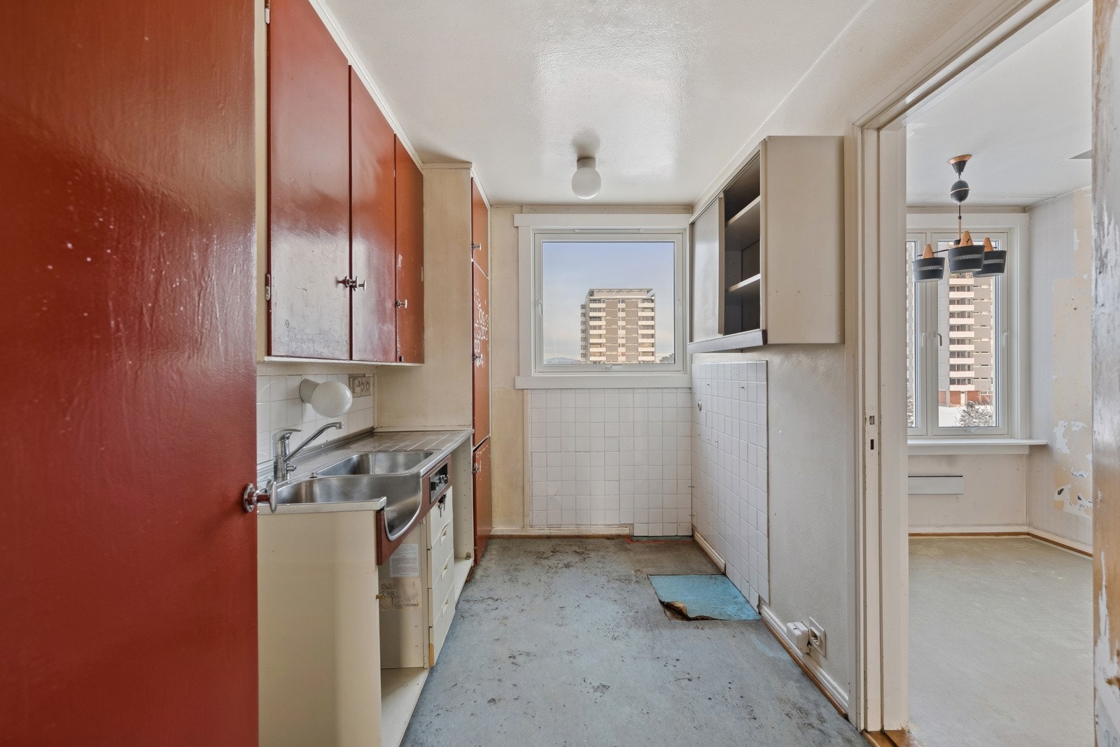 Adskilt kjøkken med adkomst fra både gangen og spisestuen. Galleribilde