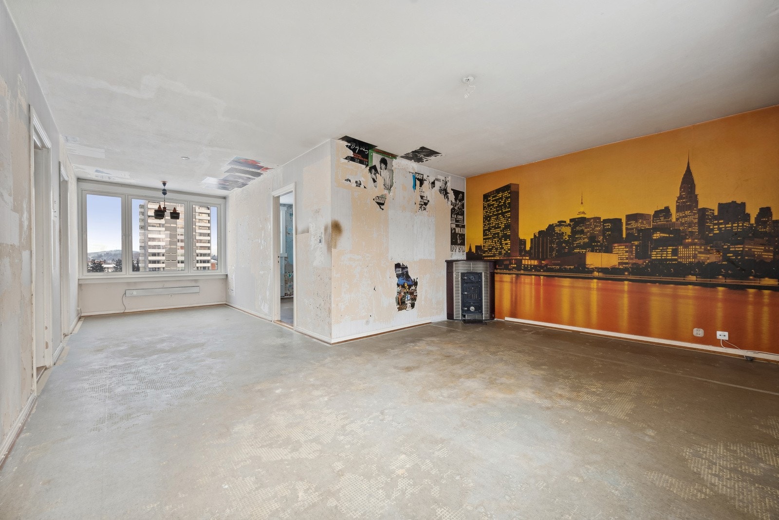 Lys og stor stue med fin spisestuedel. Det må påreges oppussing av alle rom, med unntak av baderom. Galleribilde