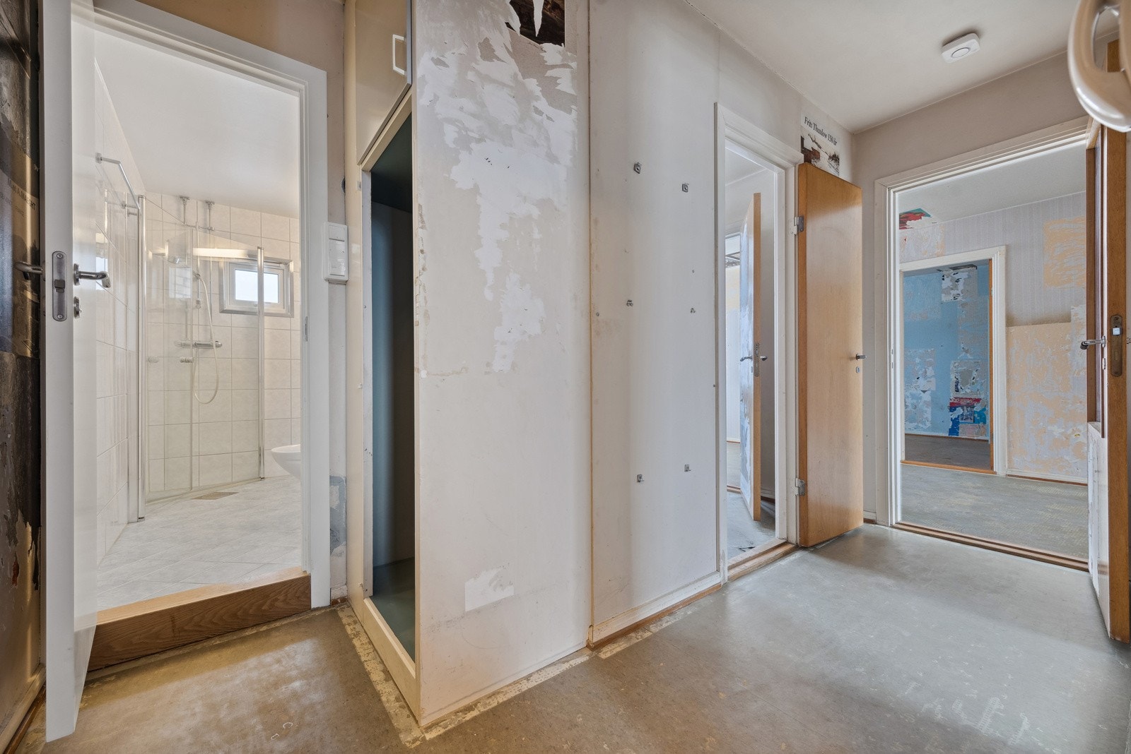 Gang/entre med dørcalling og adkomst til baderom, kjøkken, soverom og stue. Galleribilde