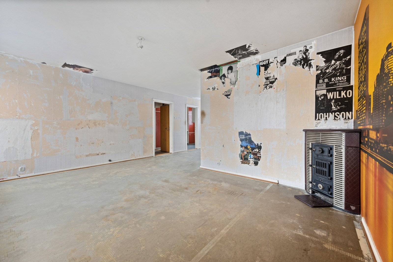 Romslig stue med ildsted og flere innredningsmuligheter. Galleribilde