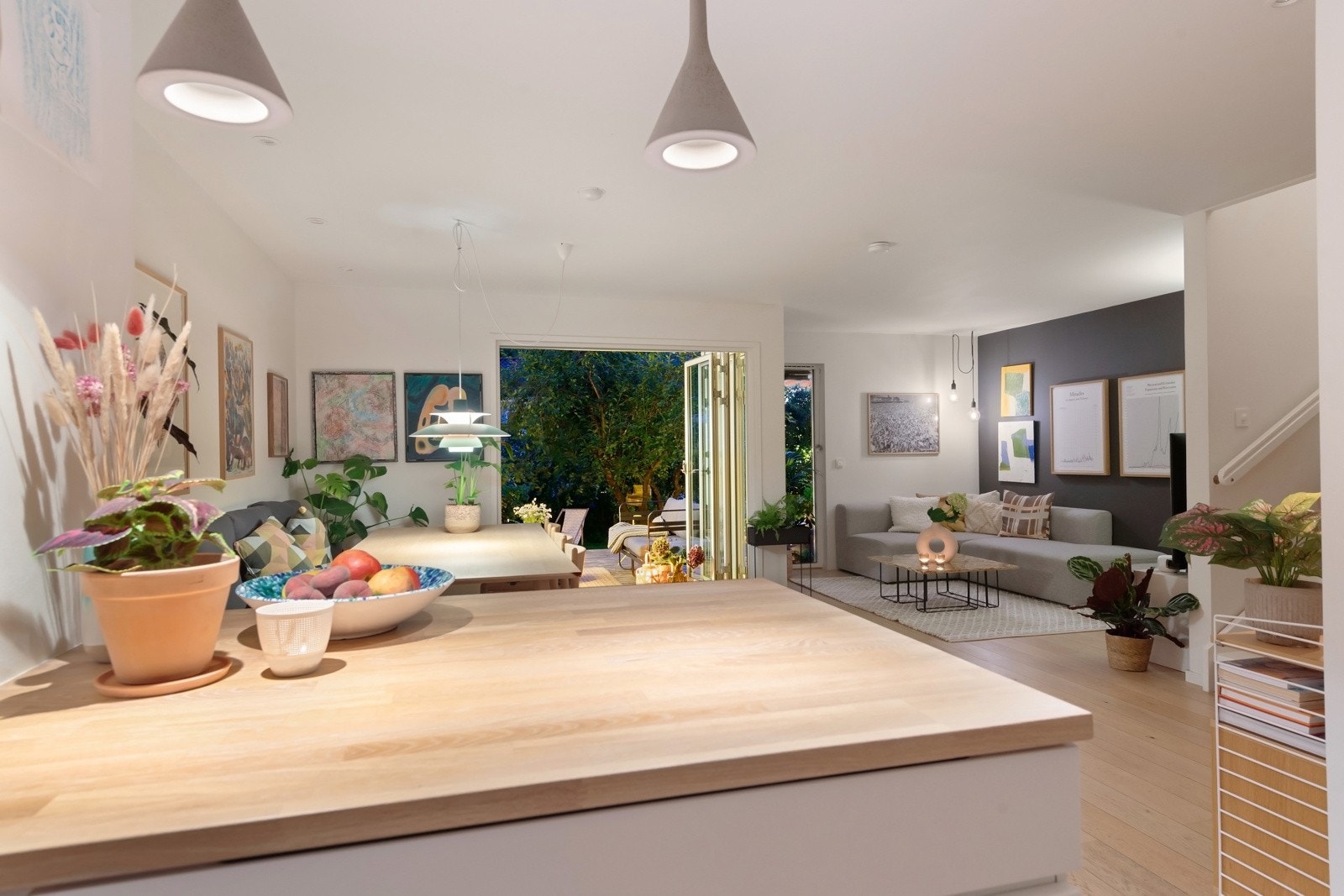 Benkeplate i heltre med vaskekum i sort kompositt Galleribilde