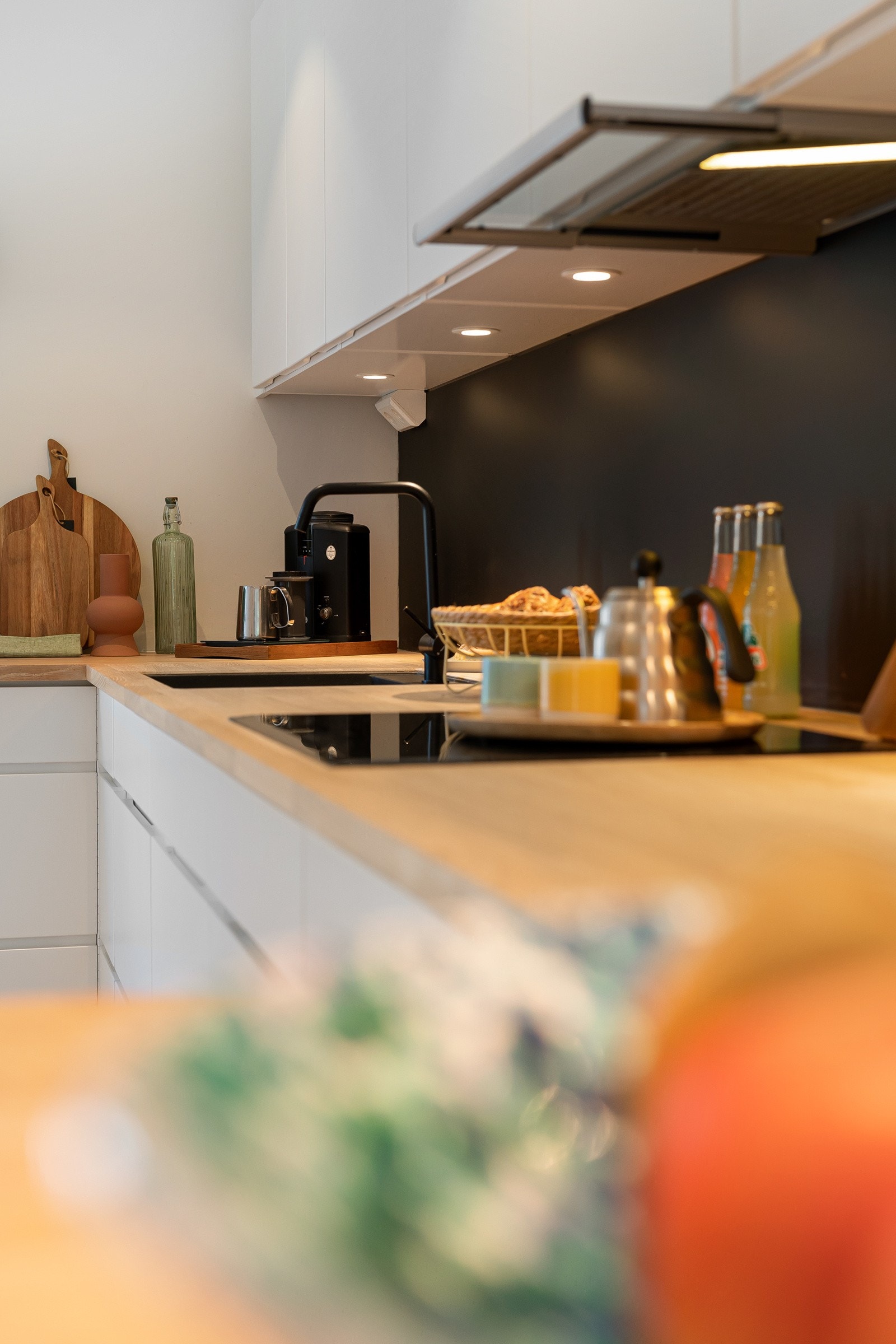 Veggen mellom benk og overskap er belagt med en sort, frostet glassplate som er enkel å holde ren. Galleribilde