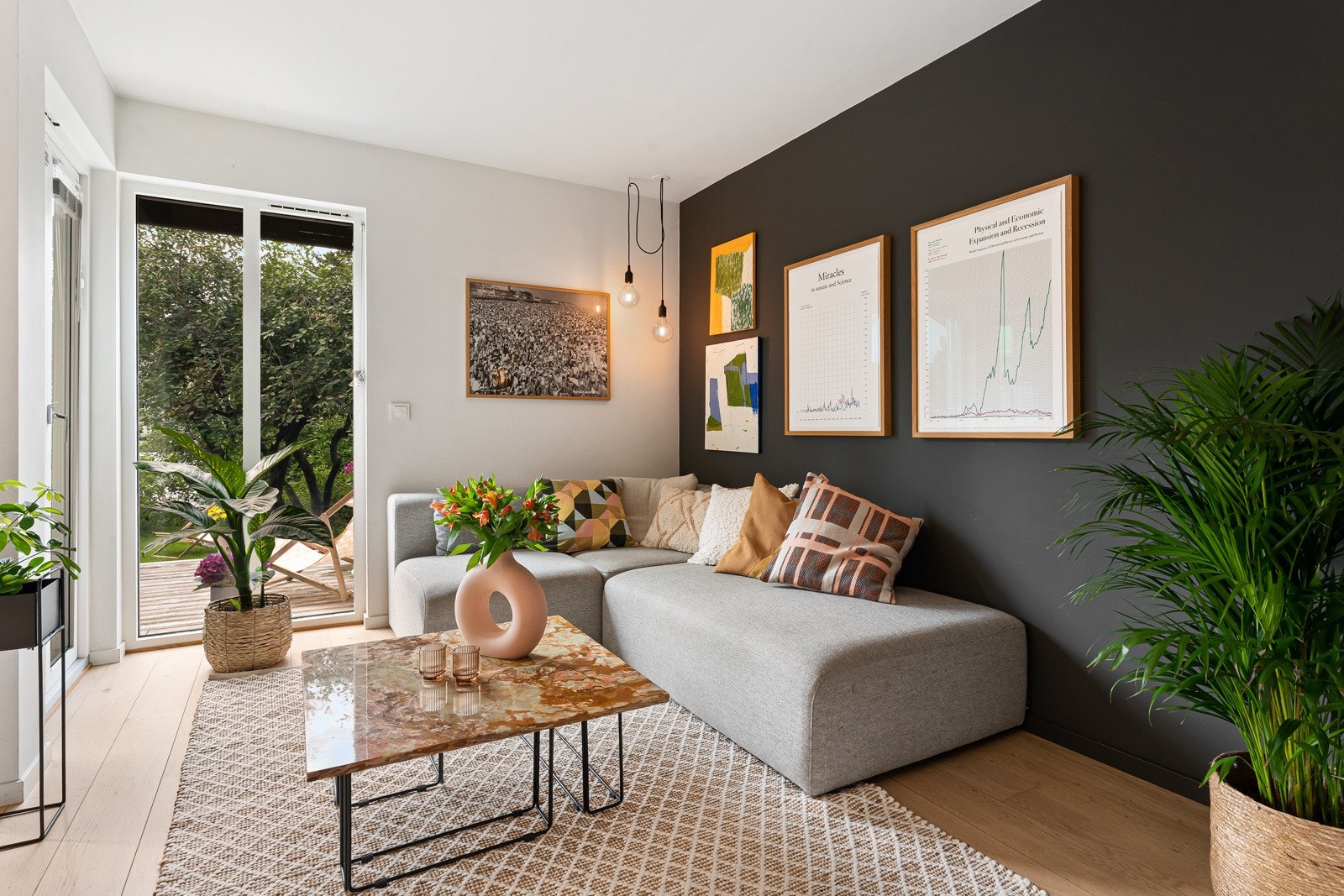 Det møbleringsvennlige arealet gir god plass til sofagruppe, tv-løsning og spiseplass. Galleribilde