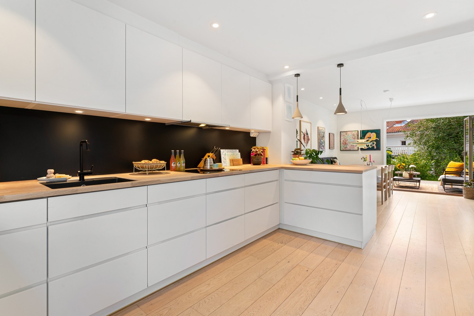 Ombygging gjort i 2015 resulterte i en sosial stue/kjøkken-løsning hele familien elsker å bruke. Galleribilde