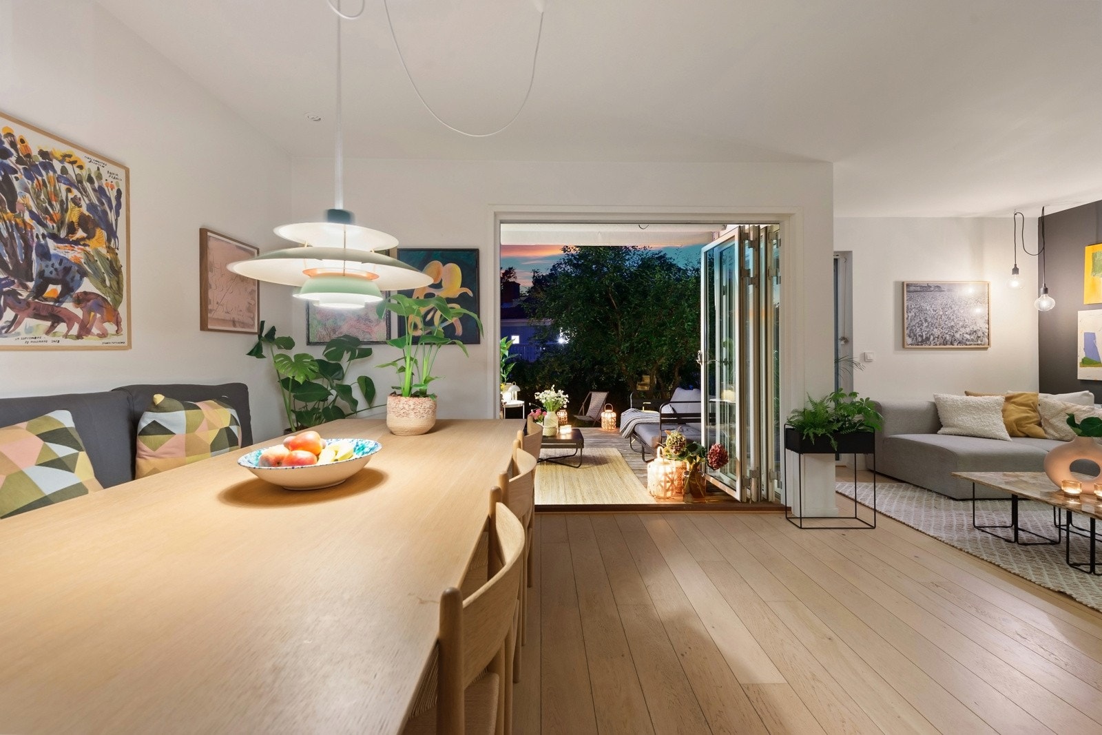 Kveldstemning i spisestuen. Galleribilde