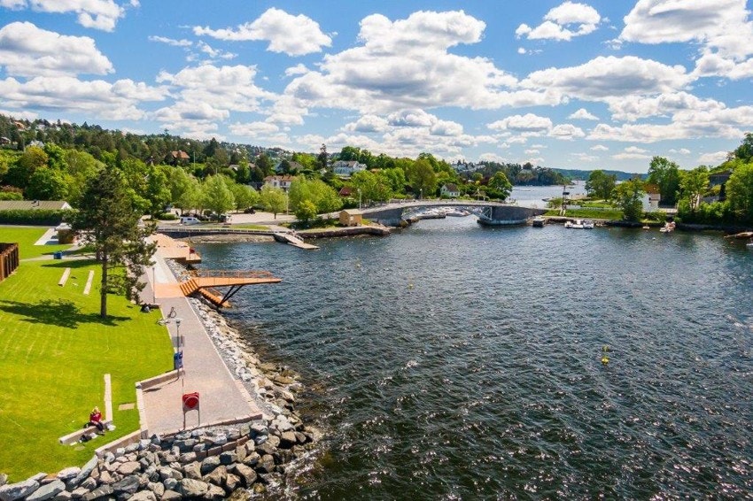 Morgenbadet er 300 meter fra boligen igjennom det barna kaller Hakkebakkeskogen, anbefaler å teste dette etter visning. Galleribilde