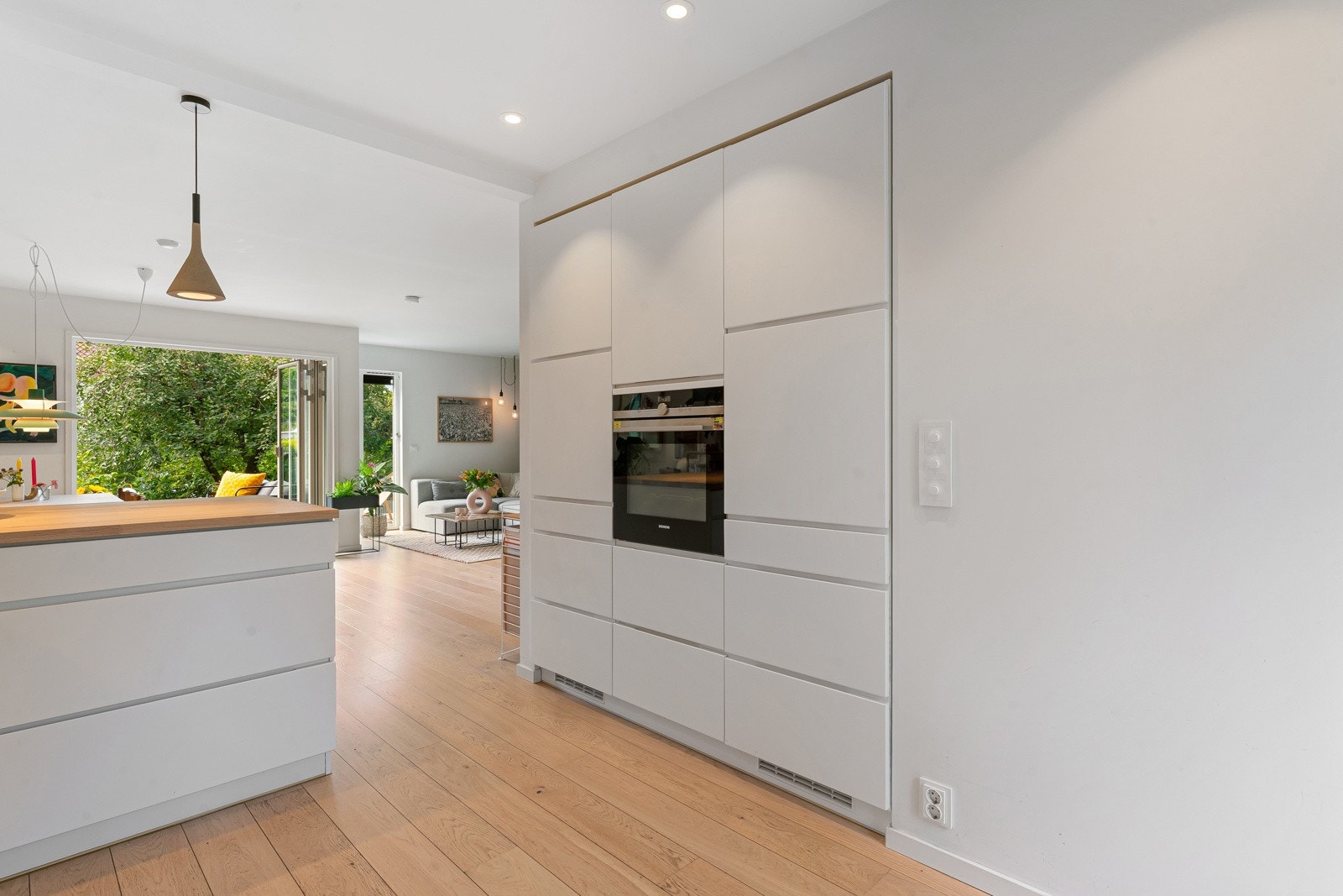 Platetopp, stekeovn, ventilator, oppvaskmaskin og kjøl/frys er integrert i innredningen. Galleribilde