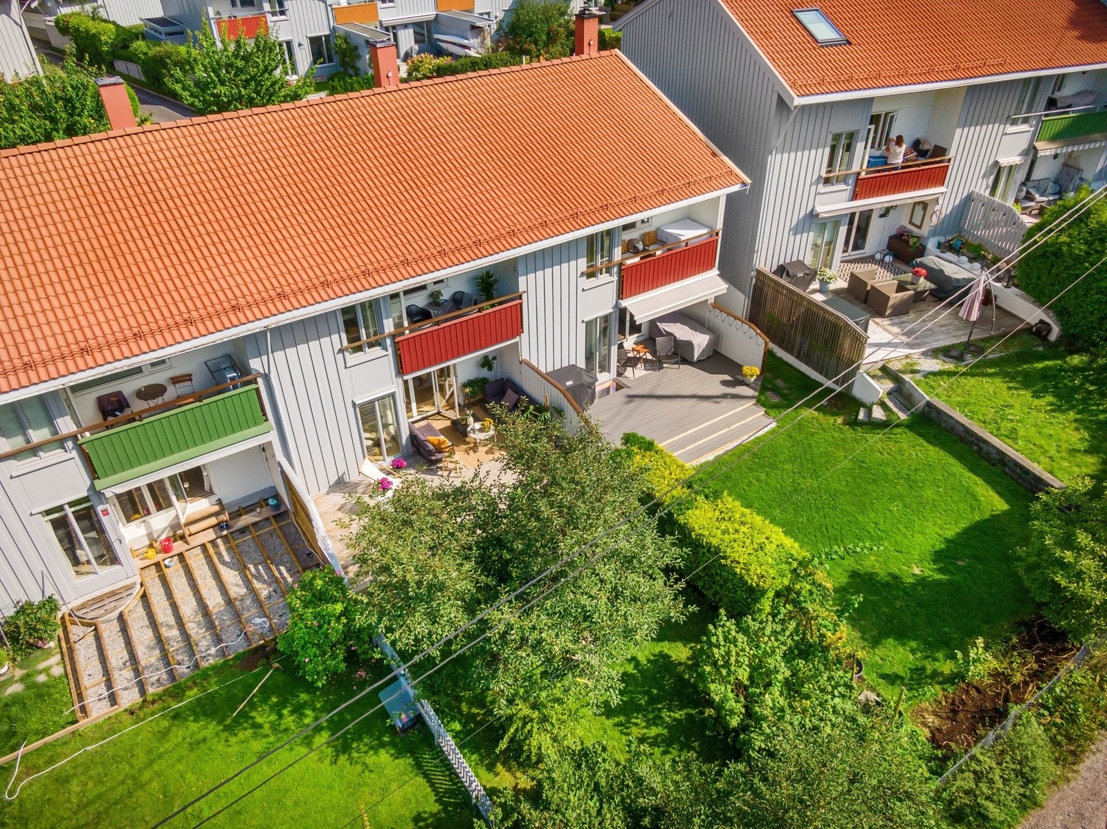 Mot vest har boligen en solfylt terrasse vendt mot egen hage med kirsebærtre, bærbusker og skjermende hekk. Galleribilde