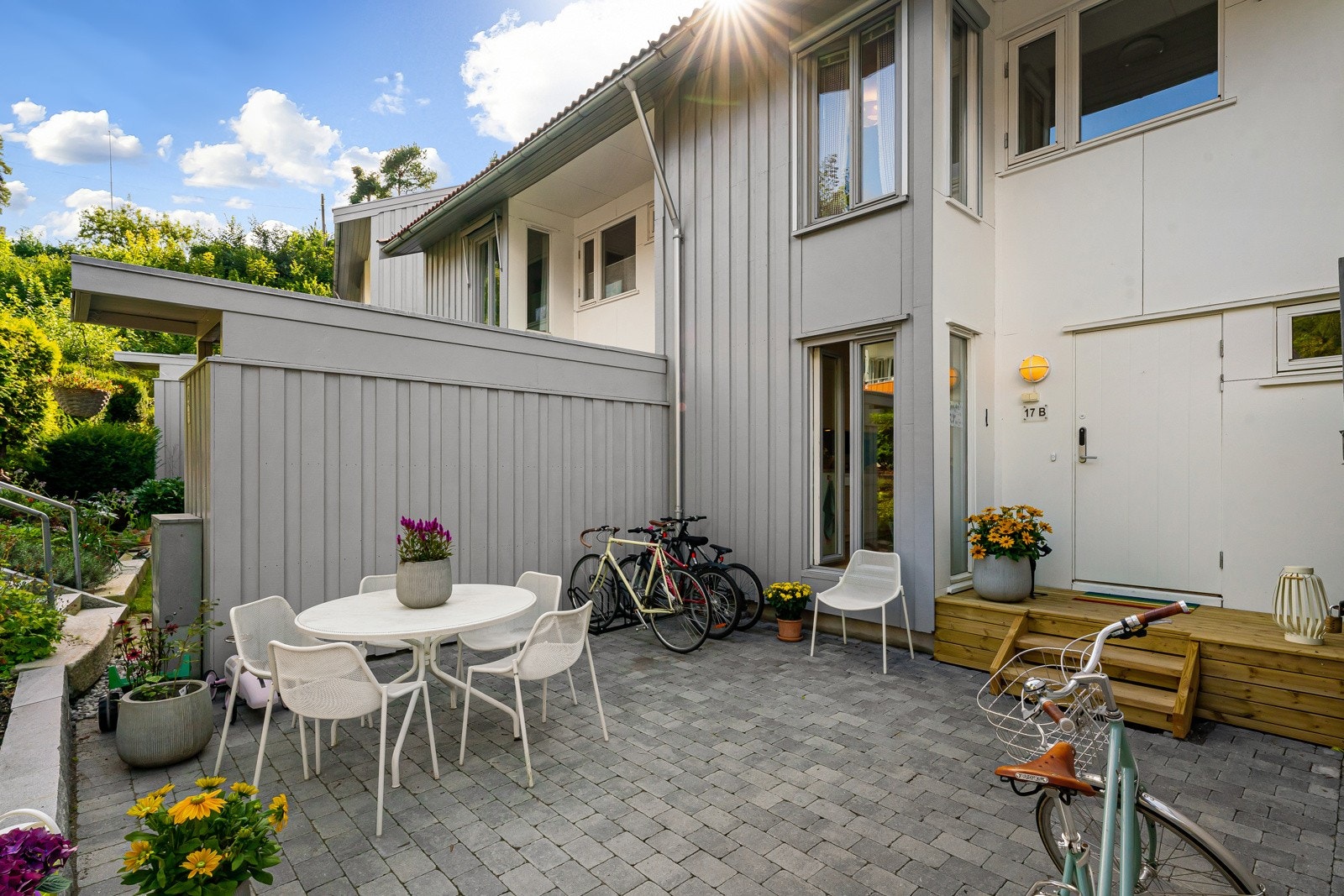 Ved inngangspartiet er det anlagt et nytt uterom. Galleribilde