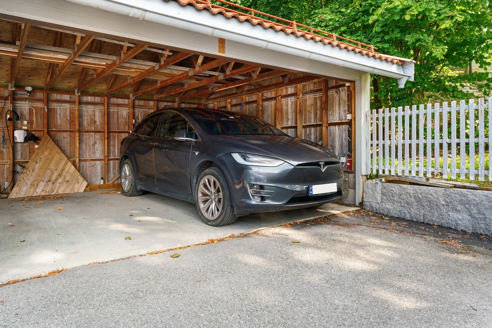 Rekkehuset disponerer en carport med elbillader i tillegg til én utvendig p-plass. Galleribilde
