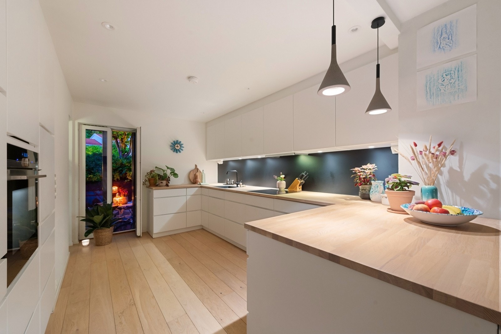 Innredningen fra Kvik har hvite, glatte fronter med freste grep og takoppforede skap. Galleribilde