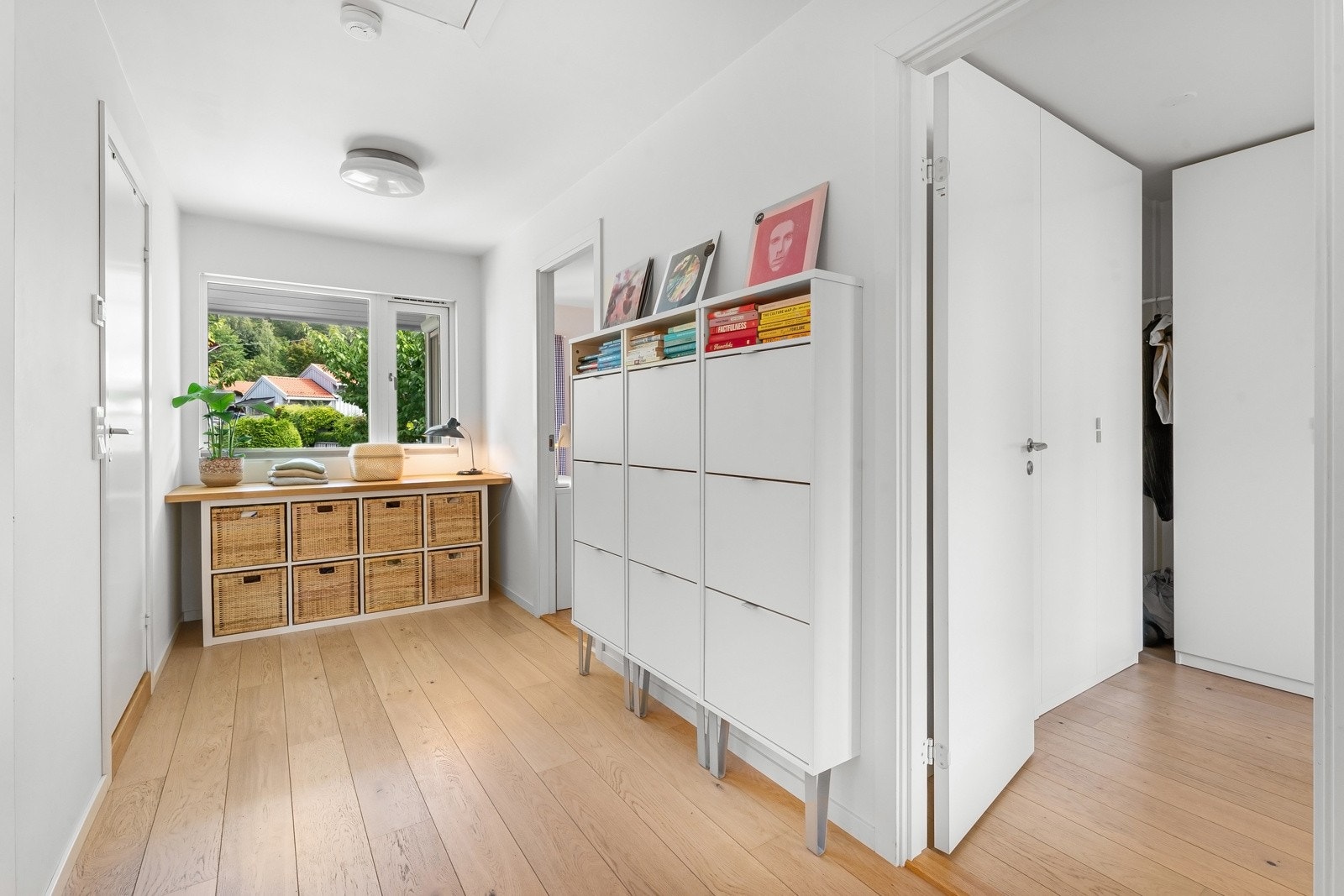 Benk med praktisk opplegg for skittentøy sortert i kurver. Galleribilde