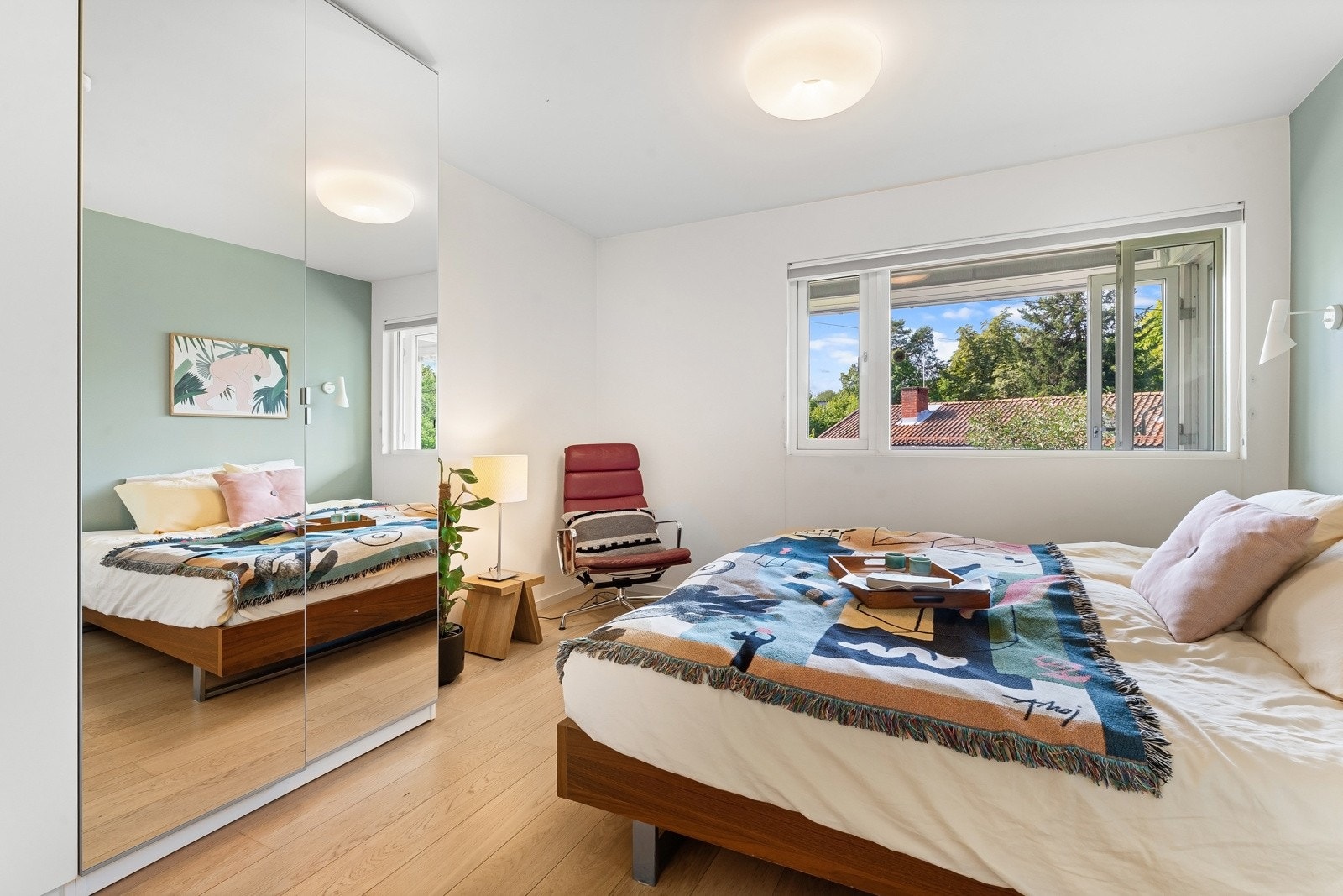 Rekkehuset har tre soverom i andre etasje og to innredede rom i kjelleretasjen. Galleribilde