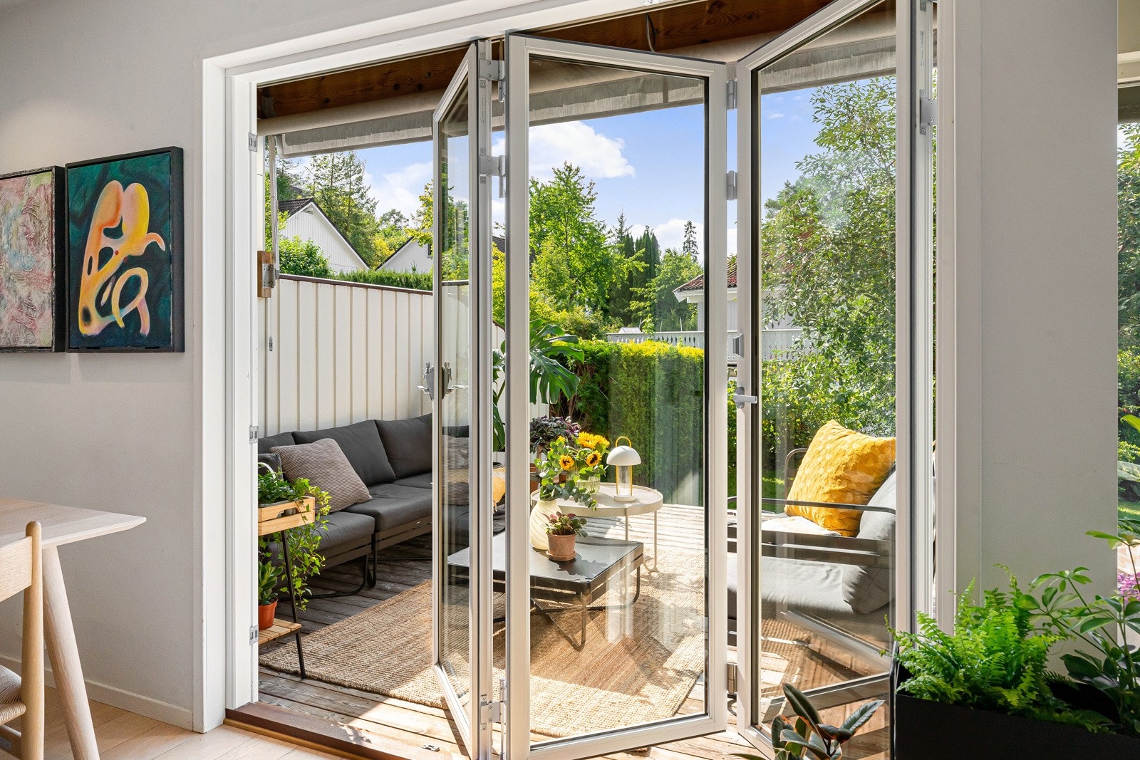 Fra stuen er det utgang til terrasse og hage. Galleribilde