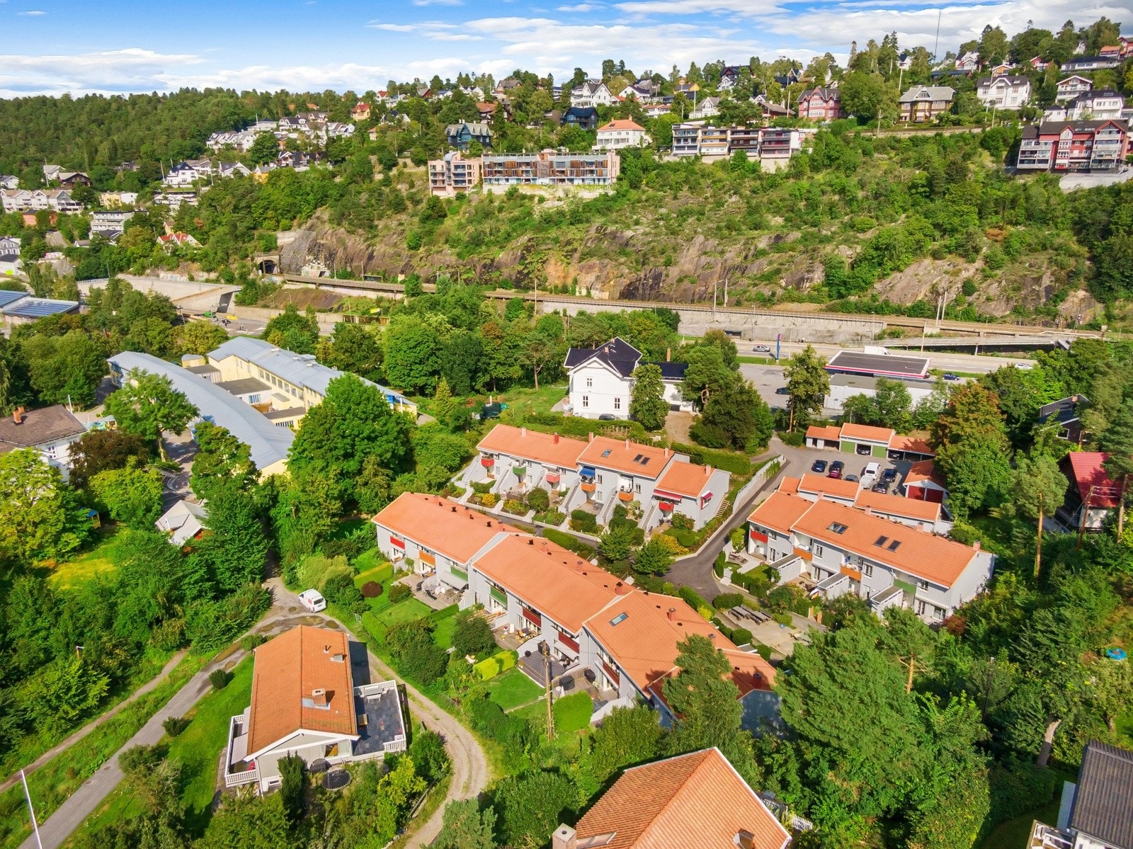 Bilfri og trygg adkomst for barna til både skole, sfo og barnehage. Galleribilde