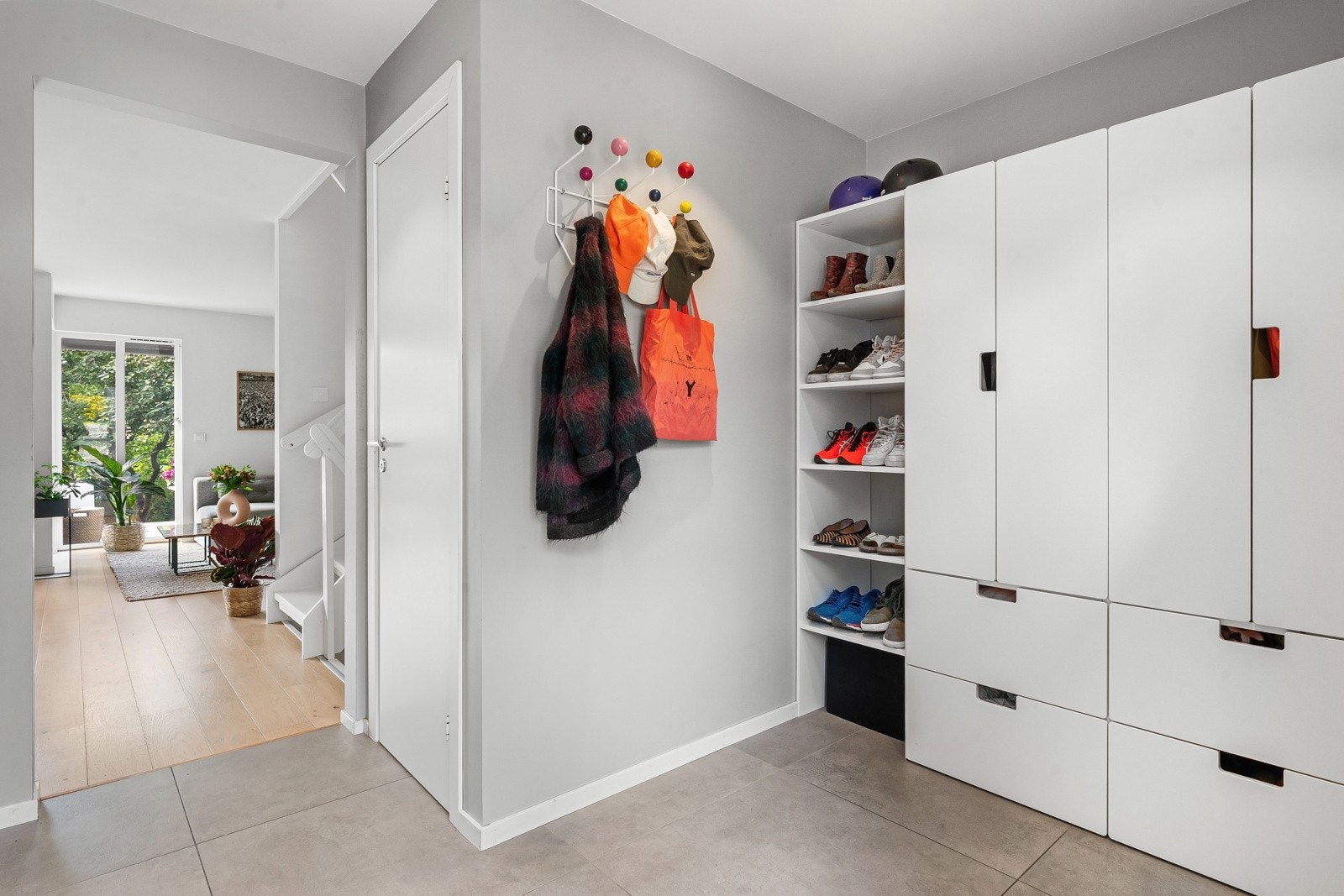 Langs den ene veggen er det montert spesialtilpassede skap og hyller. Galleribilde