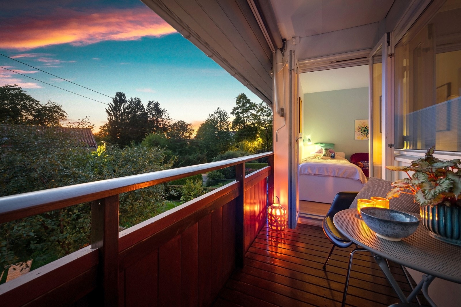 Fra soverommet er det utgang til en inntrukket, vestvendt balkong med fint utsyn over hagen, felles grøntareal og skogen som ligger mellom boligen og sjøen. Galleribilde