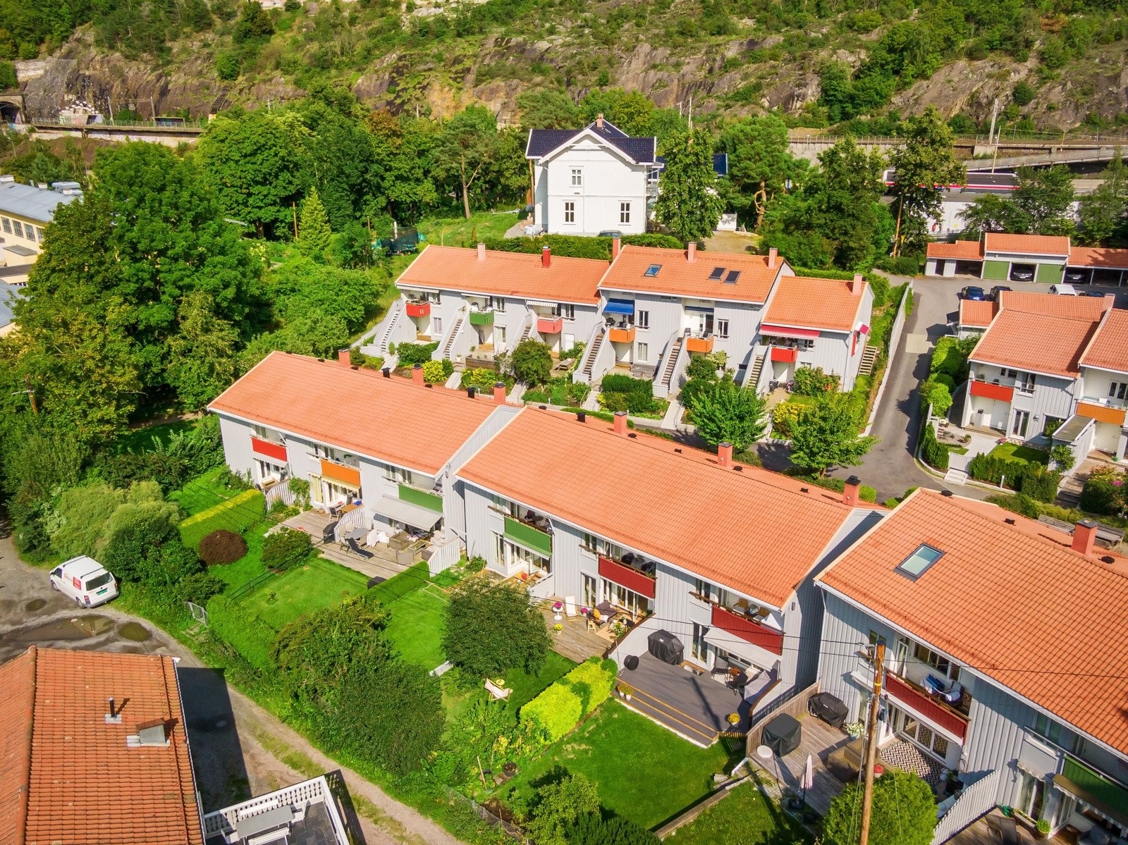 Rekkehuset har en familievennlig beliggenhet på tomt med gode solforhold. Galleribilde