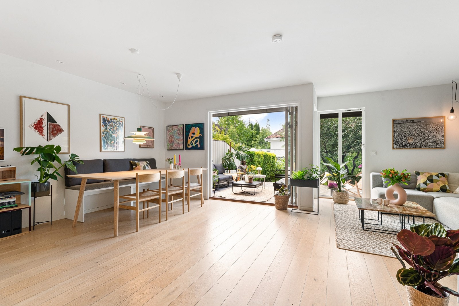 Etasjen har et svært romslig rom med flere møbleringsmuligheter. Galleribilde