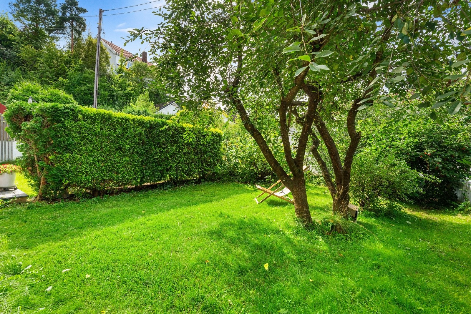 Vestsiden tilbyr usjenert hageidyll med plen, hekk, kirsebærtre, prydbusker og flere bærbusker med solbær, rips og stikkelsbær. Galleribilde