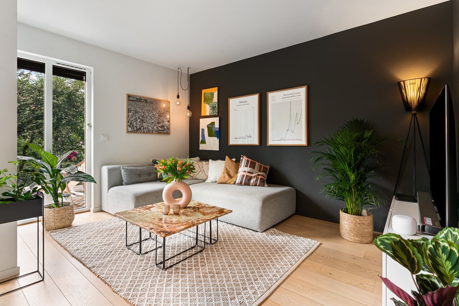 To vegger i sofasonen er malt mørke, noe som gir ekstra dybdefølelse. Galleribilde