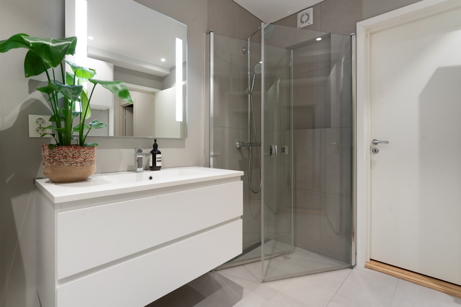 Badet i underetasjen ble pusset opp i september 2023 og har baderomsmøbler fra 2015. Galleribilde