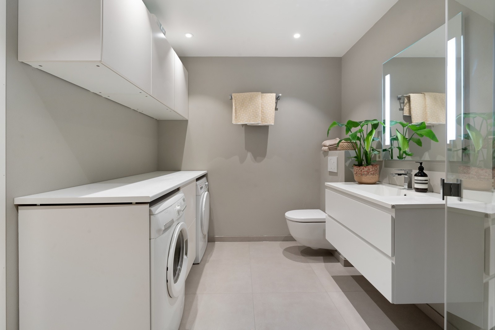 Pen dusjløsning med hylle for produkter. Galleribilde