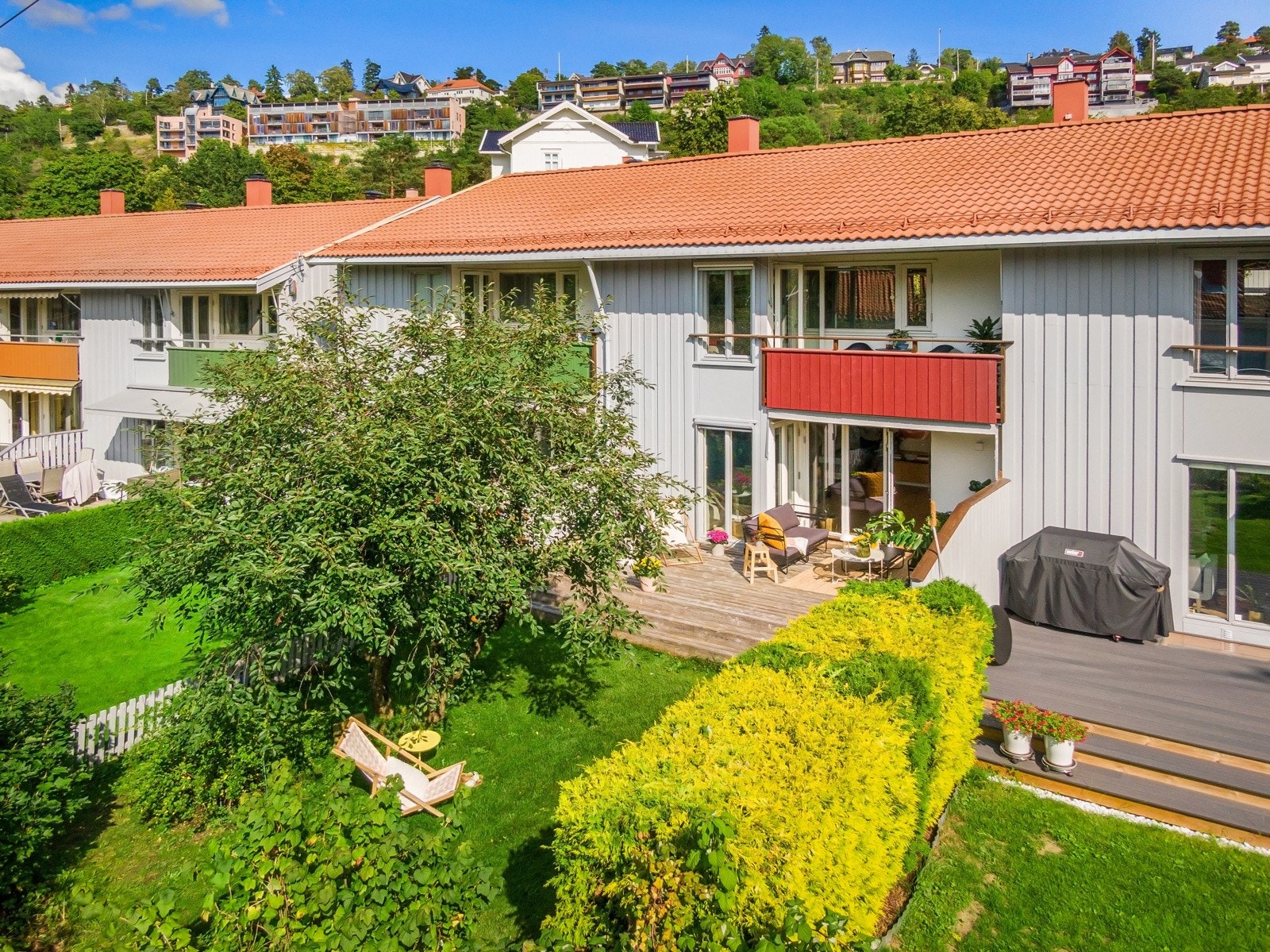 Ut mot den private oasen er det bygd en stor terrasse hvor sommerdagene kan nytes til fulle. Galleribilde