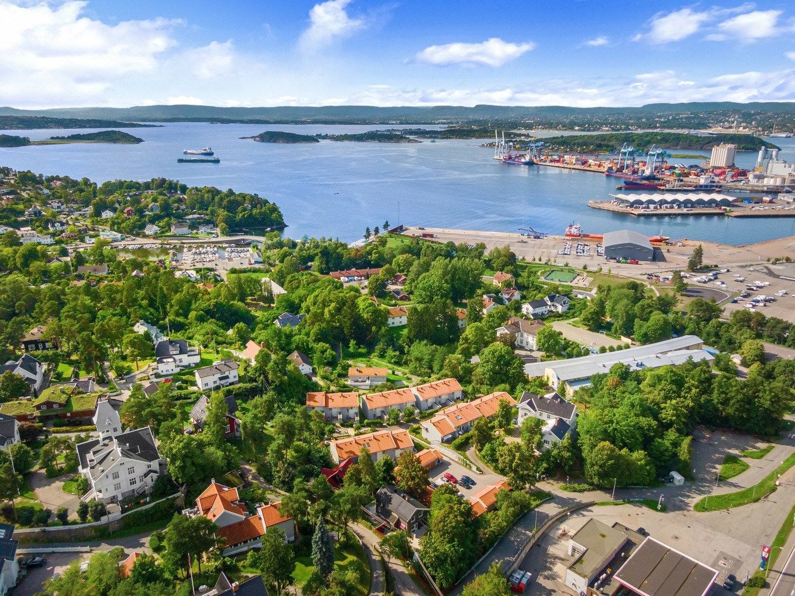 Rekkehuset ligger i et lite trafikkert og meget barnevennlig boligområde på Nedre Bekkelaget i Oslo. Galleribilde