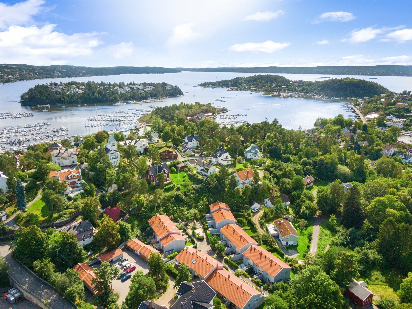 Det er gangavstand til sjøen og småbåthavn med aktiviteter som seilsport, padling, roing og bading. Det er også en kort kjøretur på 7 minutter inn til alle sentrumsfasiliteter, noe som gjør området til et attraktivt sted å bosette seg. Galleribilde