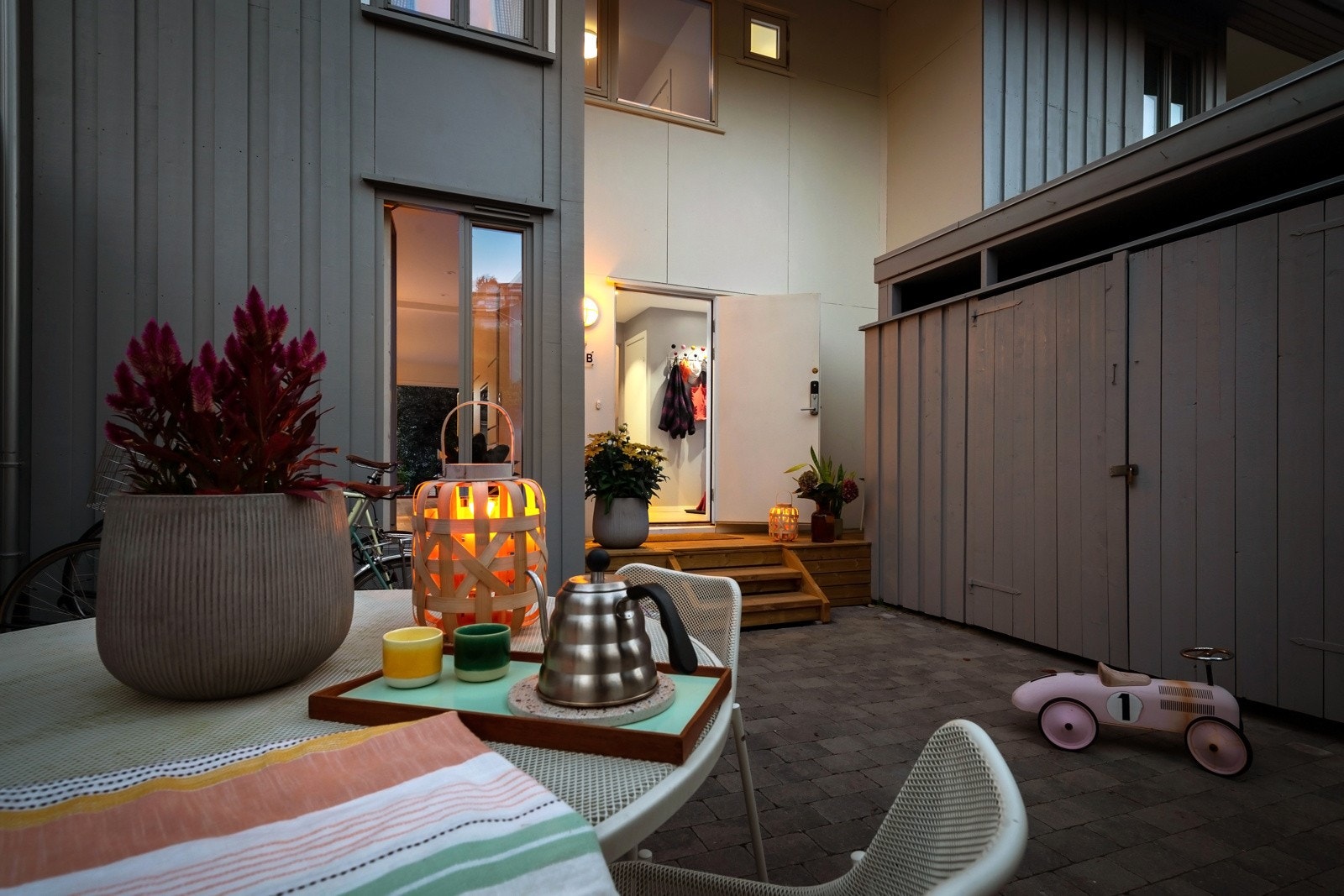 Skrenten 17 B er et smakfullt oppusset rekkehus over tre plan med familievennlig planløsning. Galleribilde