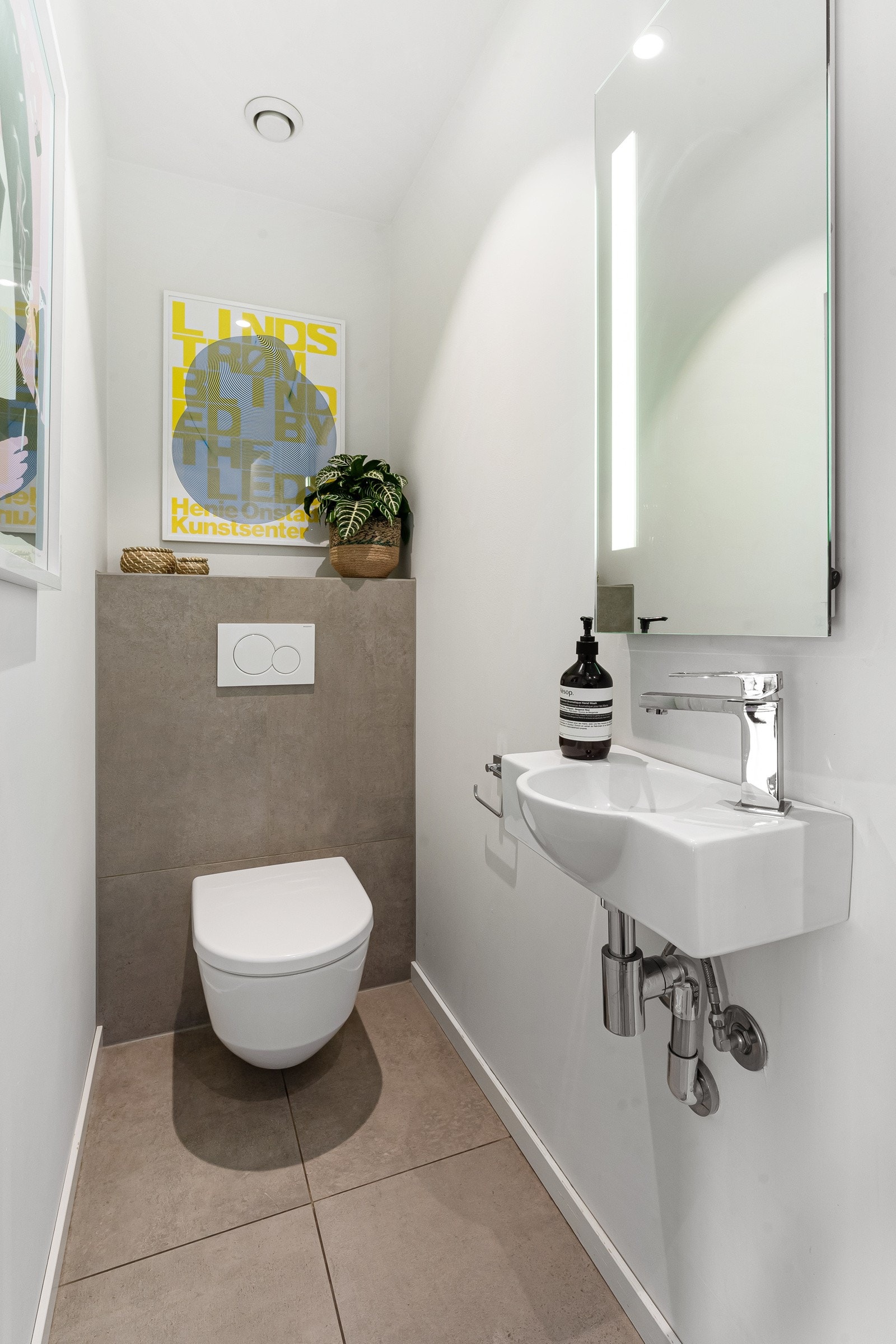 Toalettet er tilliggende entreen og ble pusset opp i 2015. Galleribilde