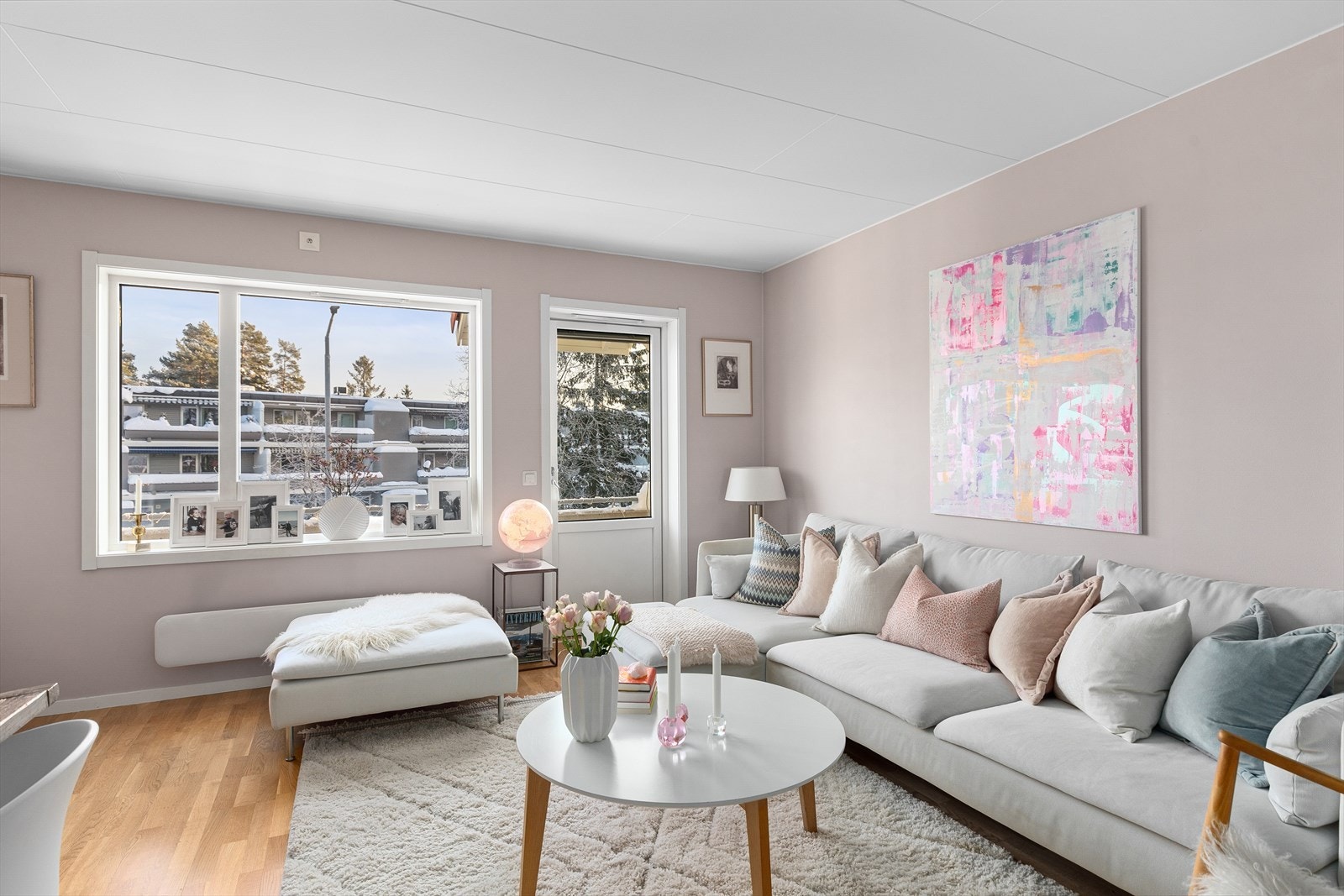 Fra stuen er det utgang til terrasse. Galleribilde