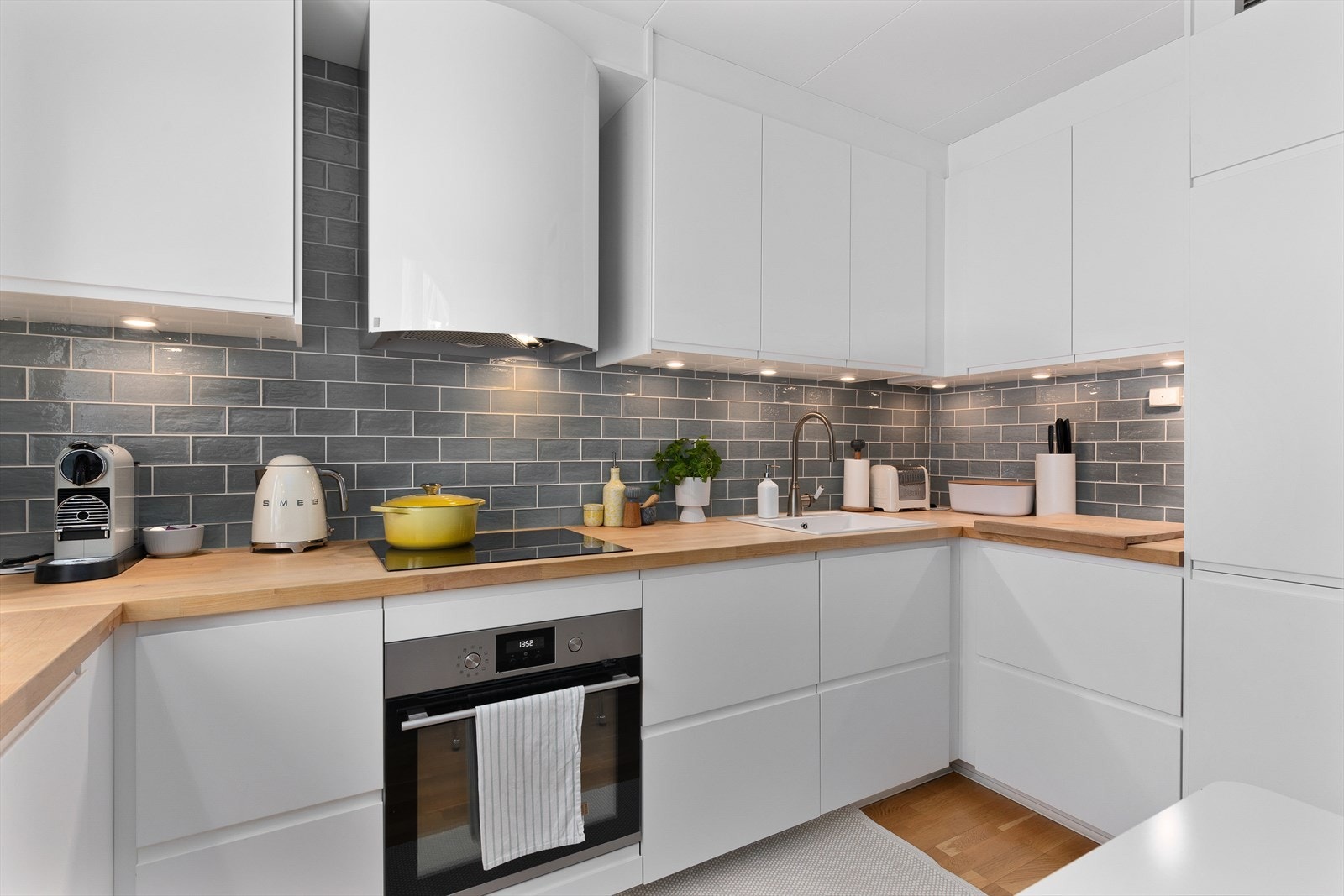 God skap- og benkeplass. Galleribilde